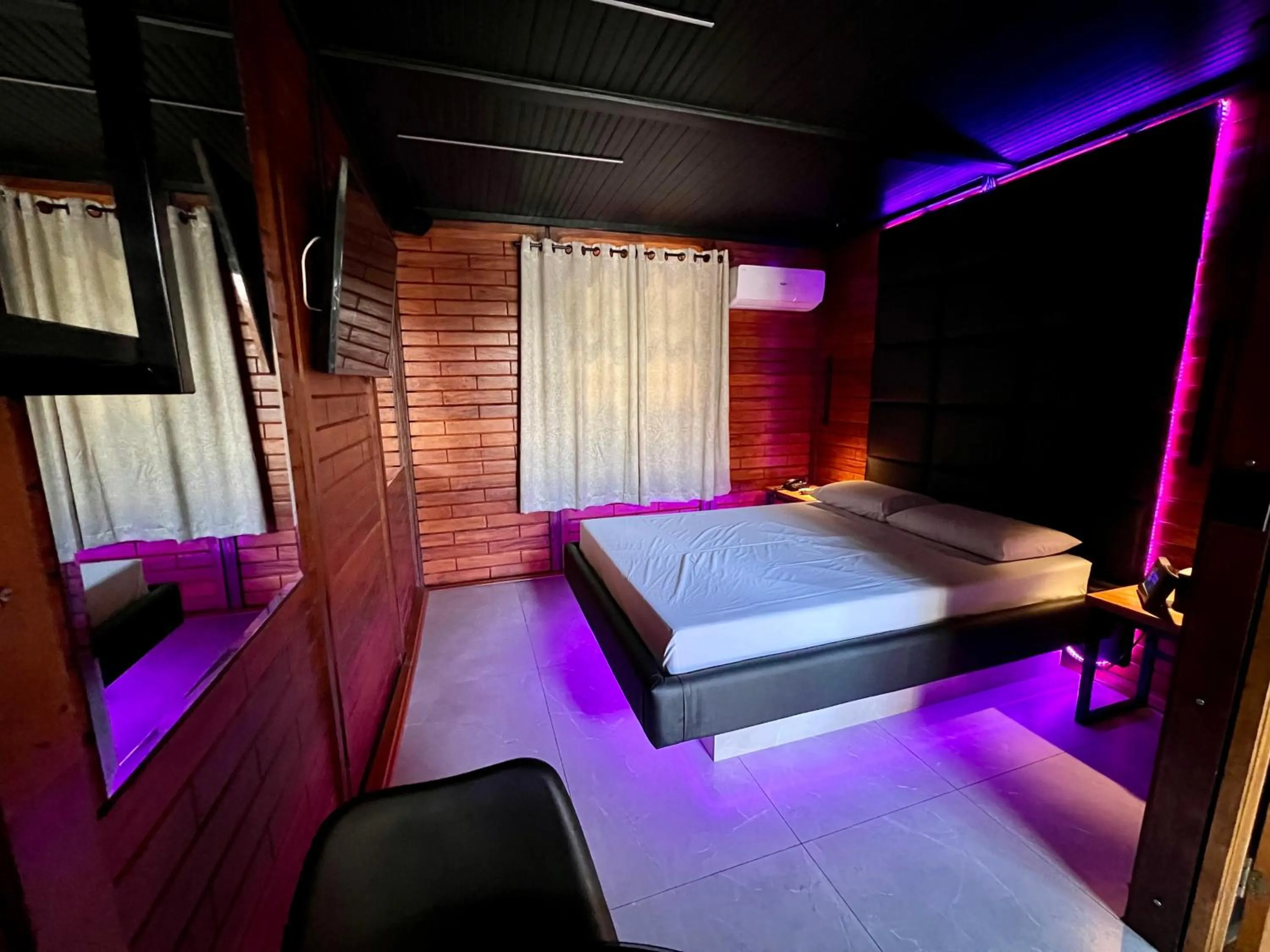 Photo of the whole room, Bed in Amy Motel