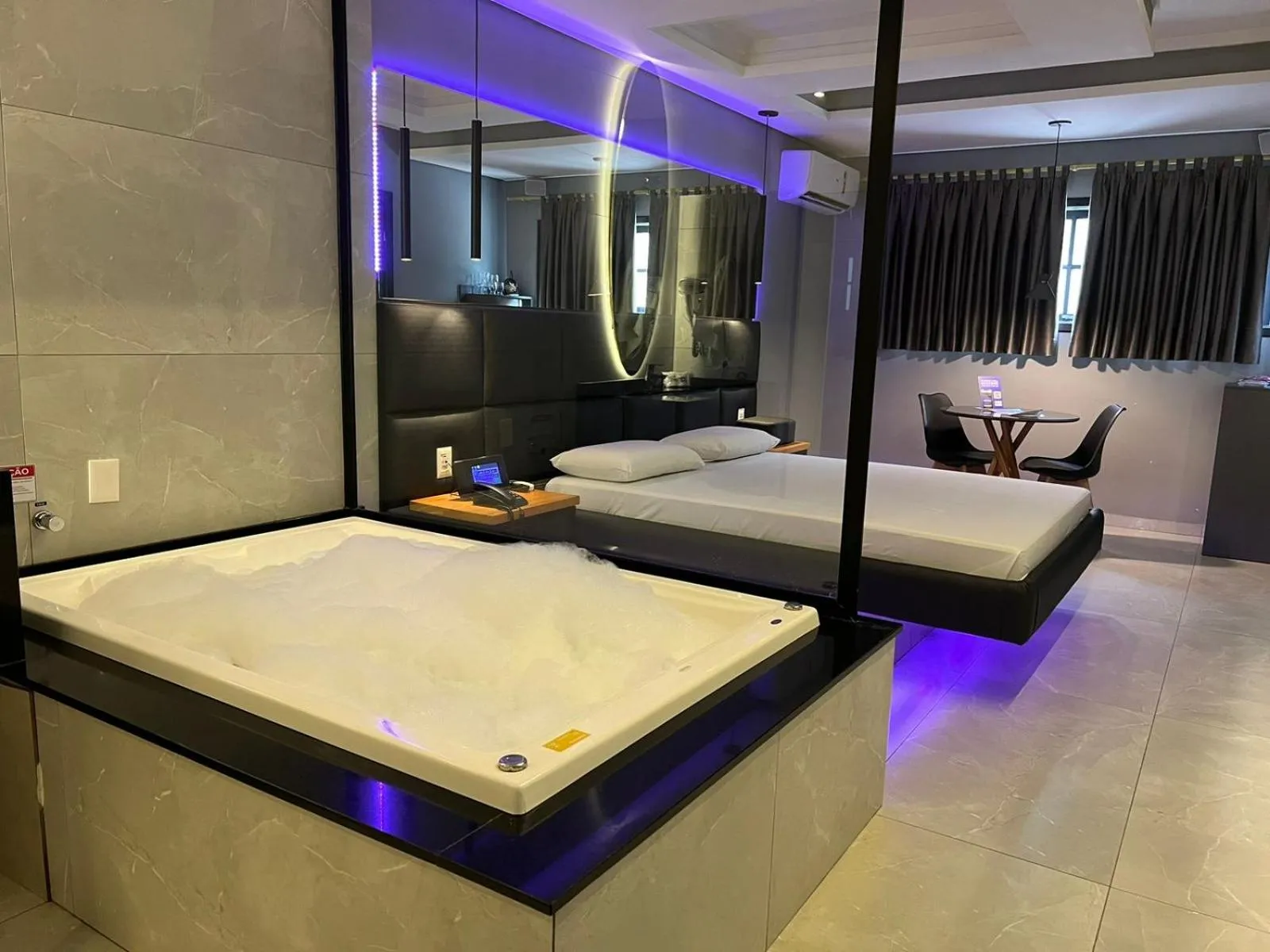 Hot Tub, Bed in Amy Motel