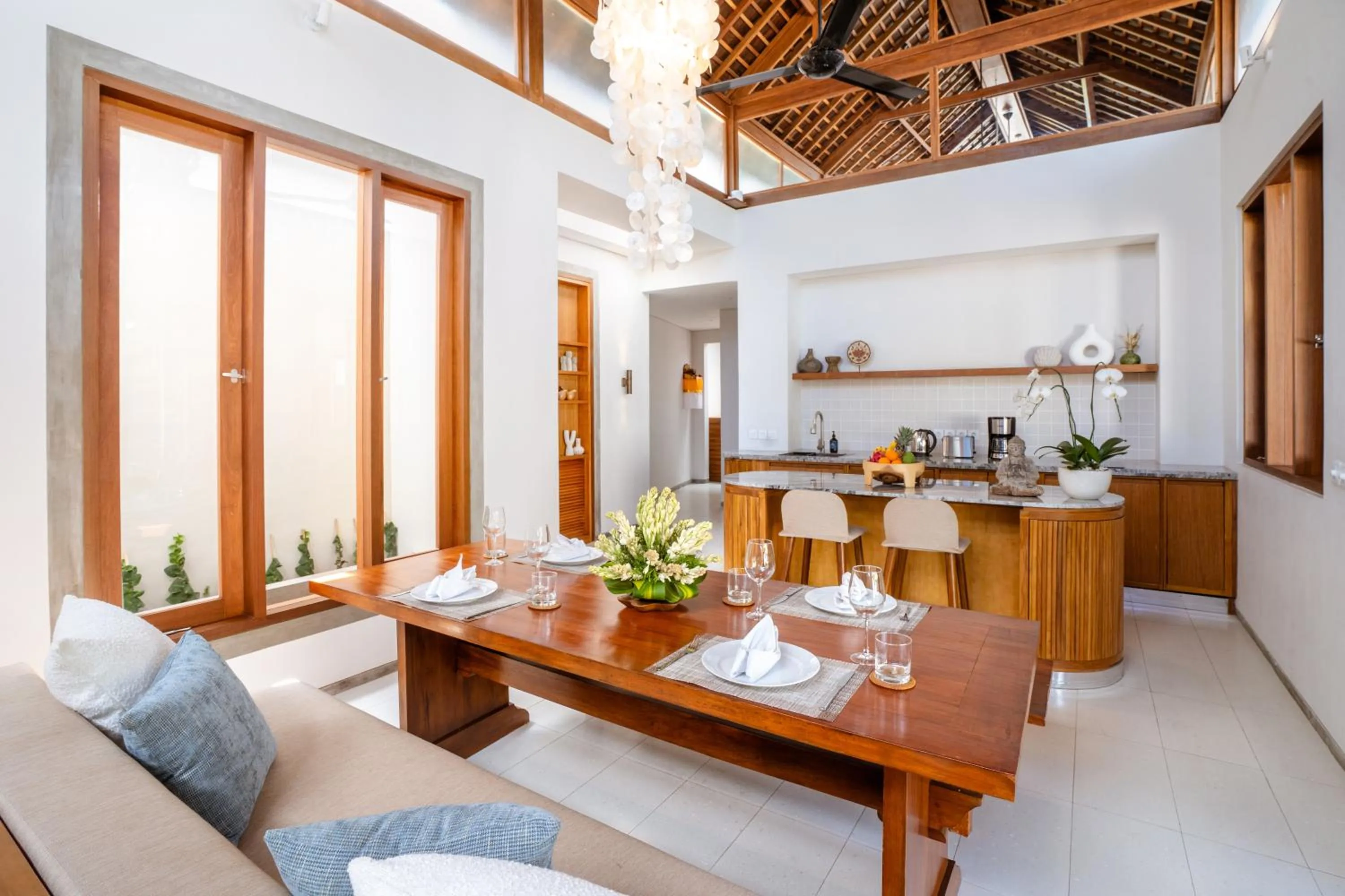 Dining area in Bumbak Park Villas By Nakula