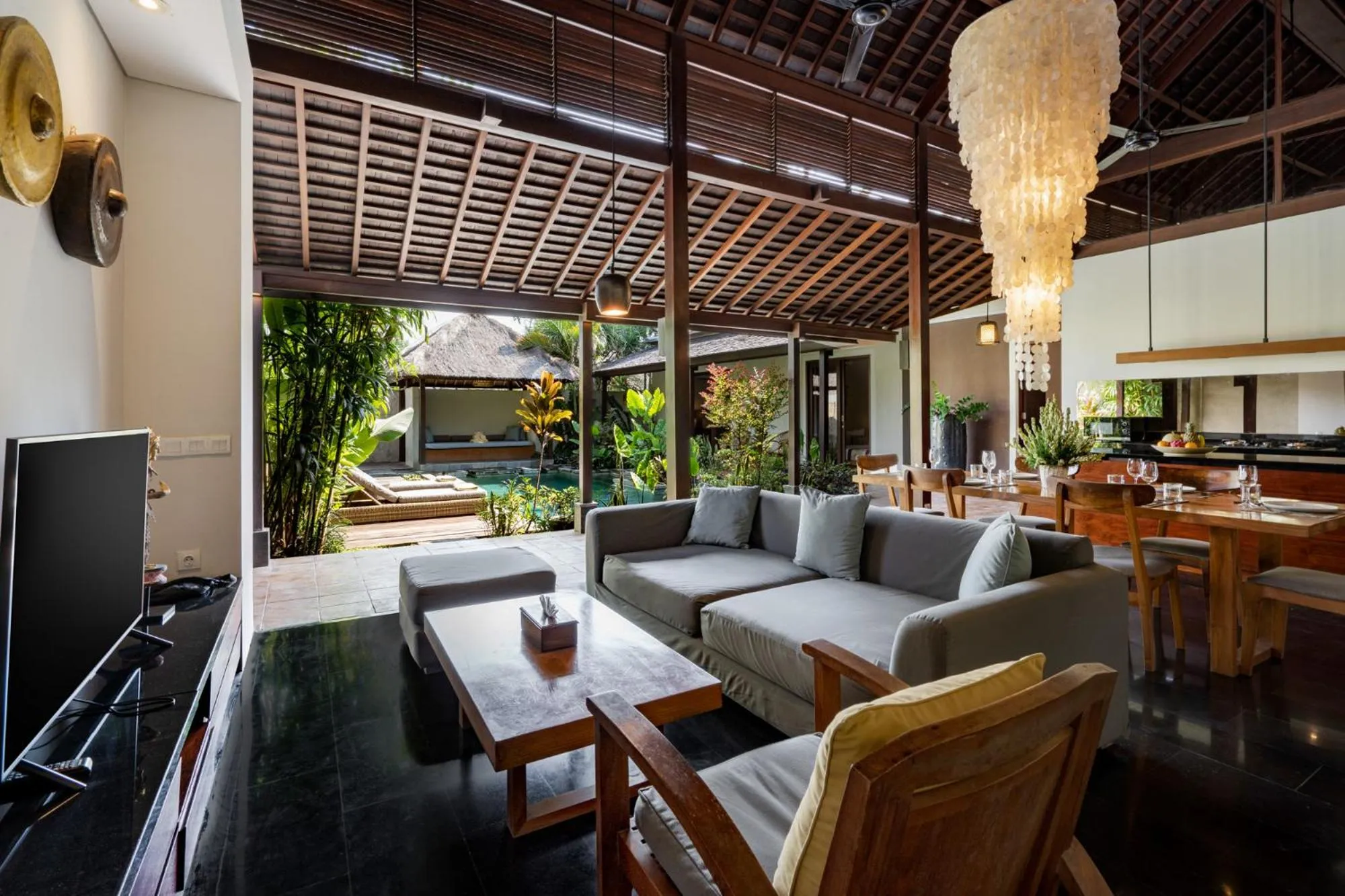 Living room in Bumbak Park Villas By Nakula