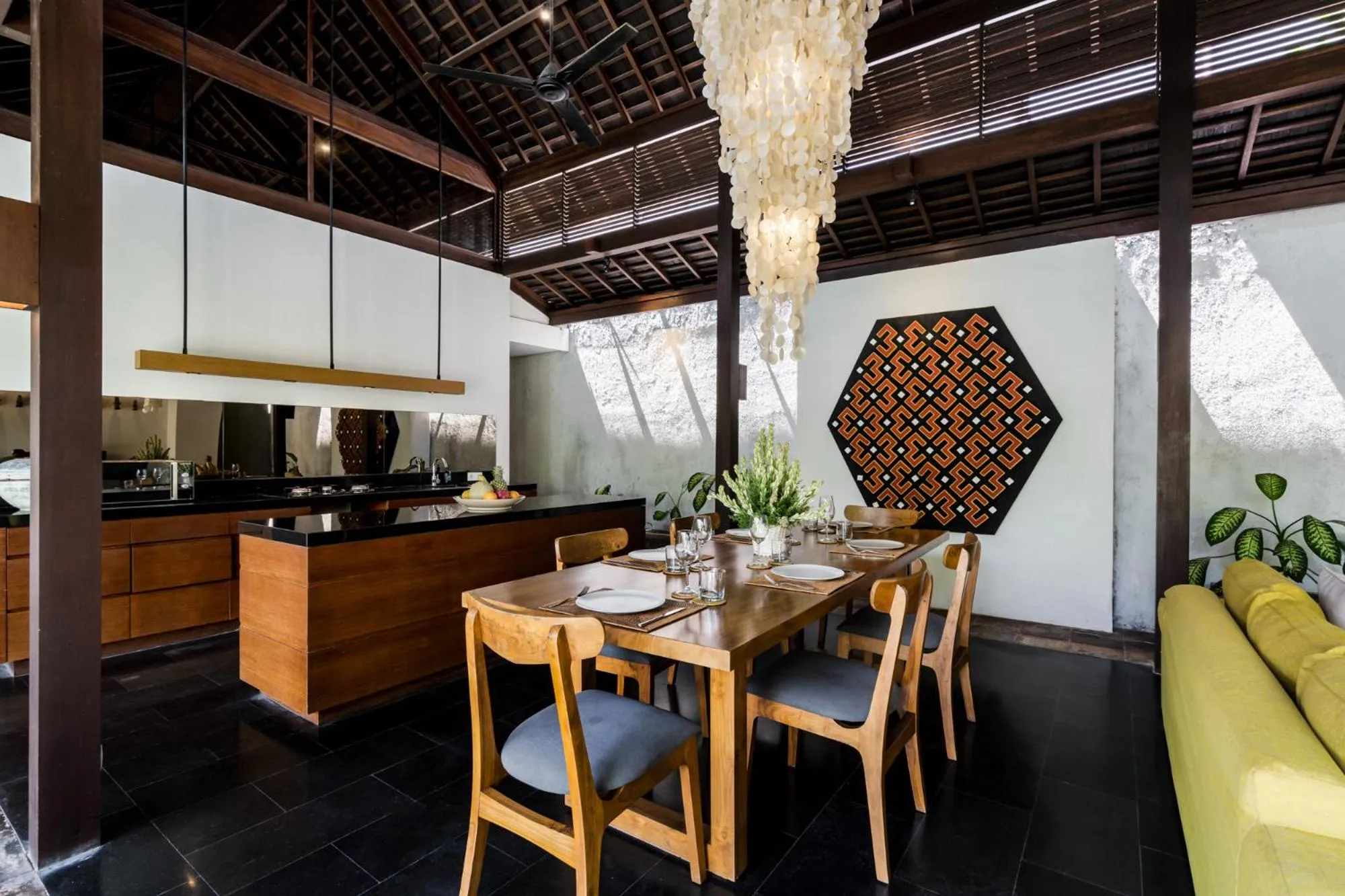 Dining area in Bumbak Park Villas By Nakula