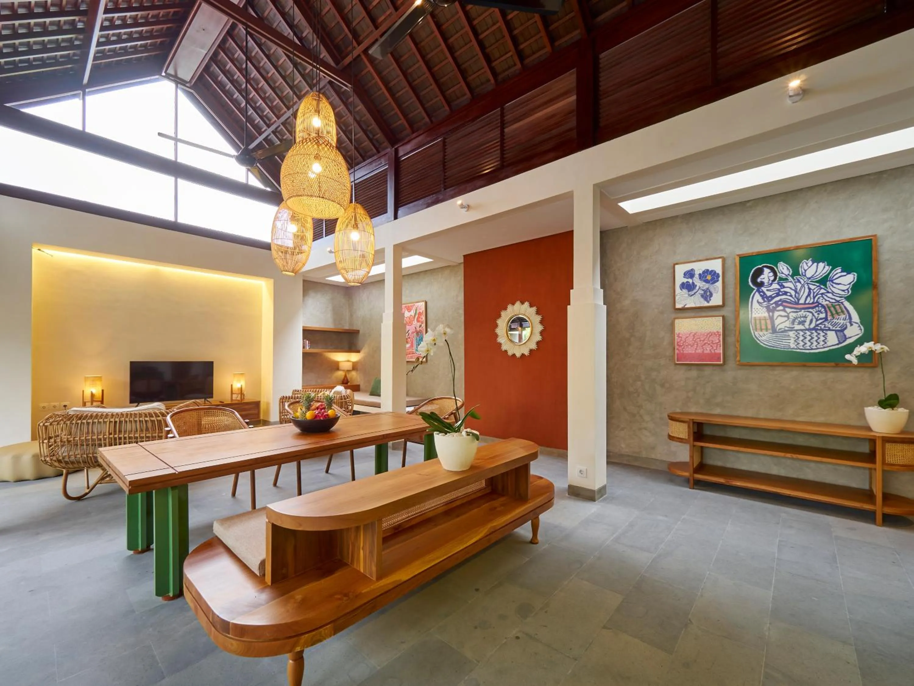 Communal lounge/ TV room in Bumbak Park Villas By Nakula
