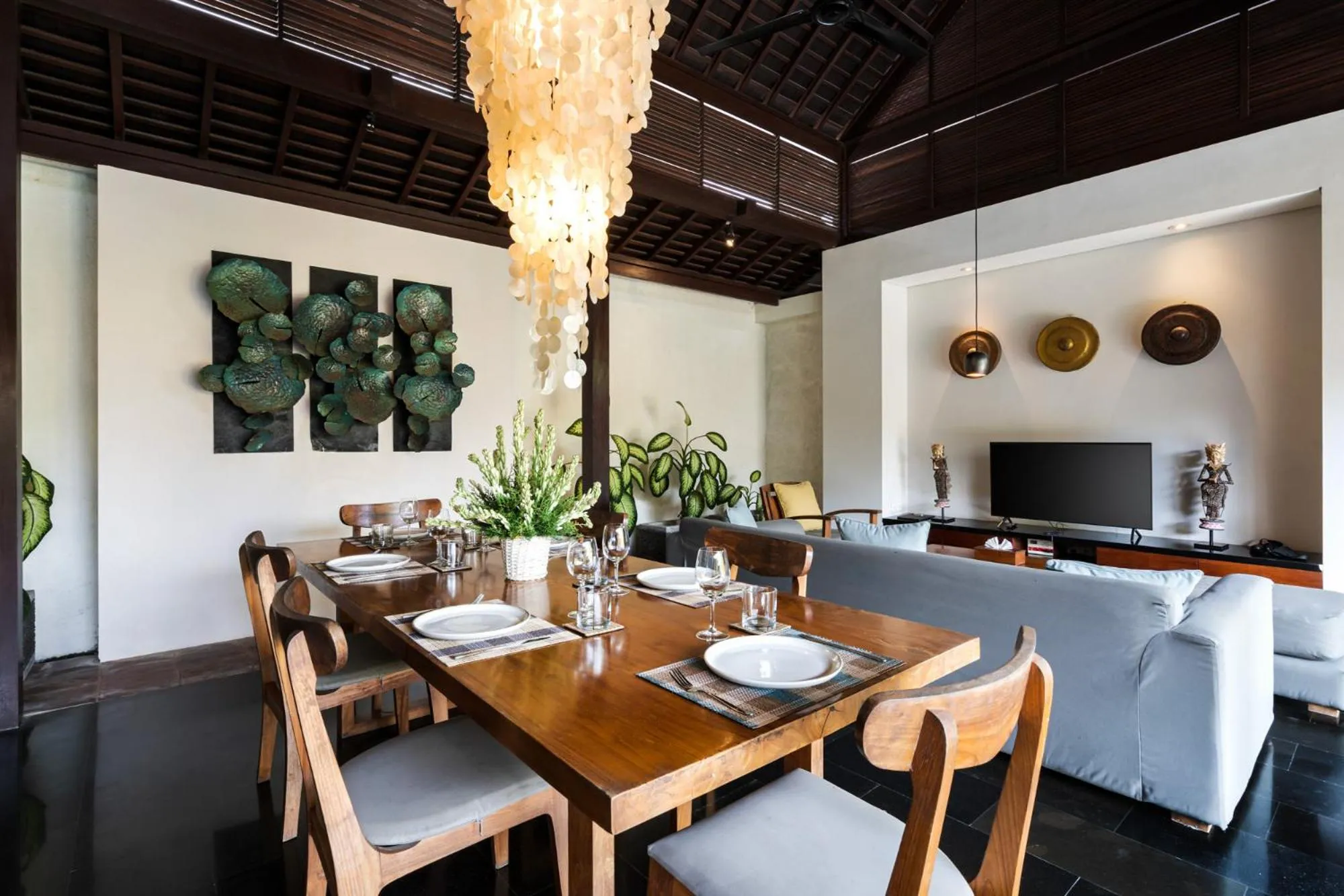Dining area in Bumbak Park Villas By Nakula