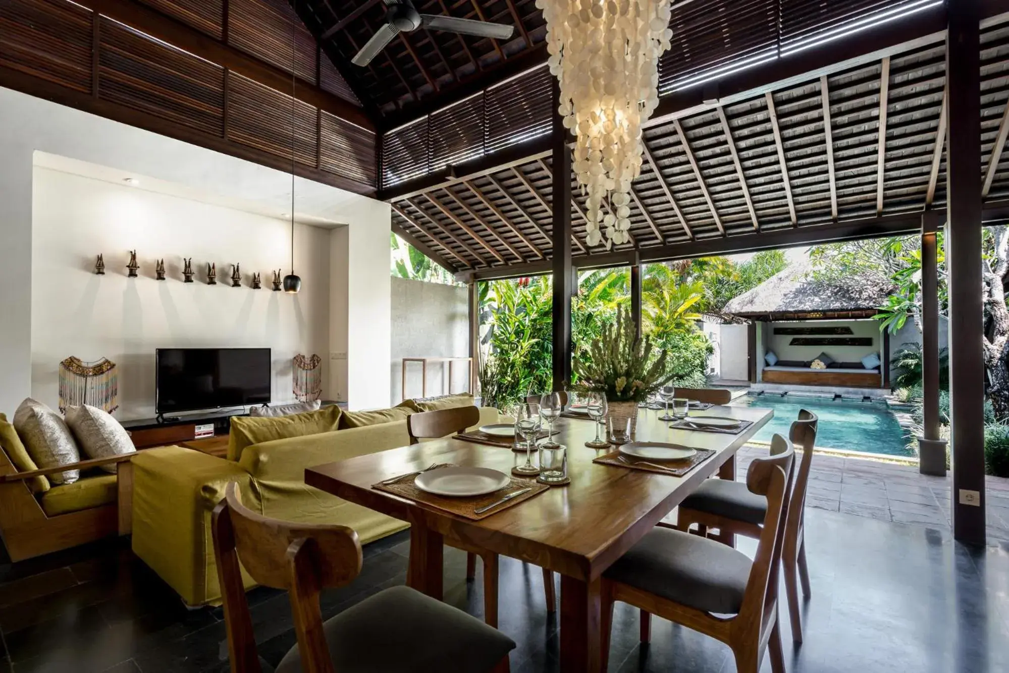 Dining area in Bumbak Park Villas By Nakula Dining area in Bumbak Park Villas By Nakula