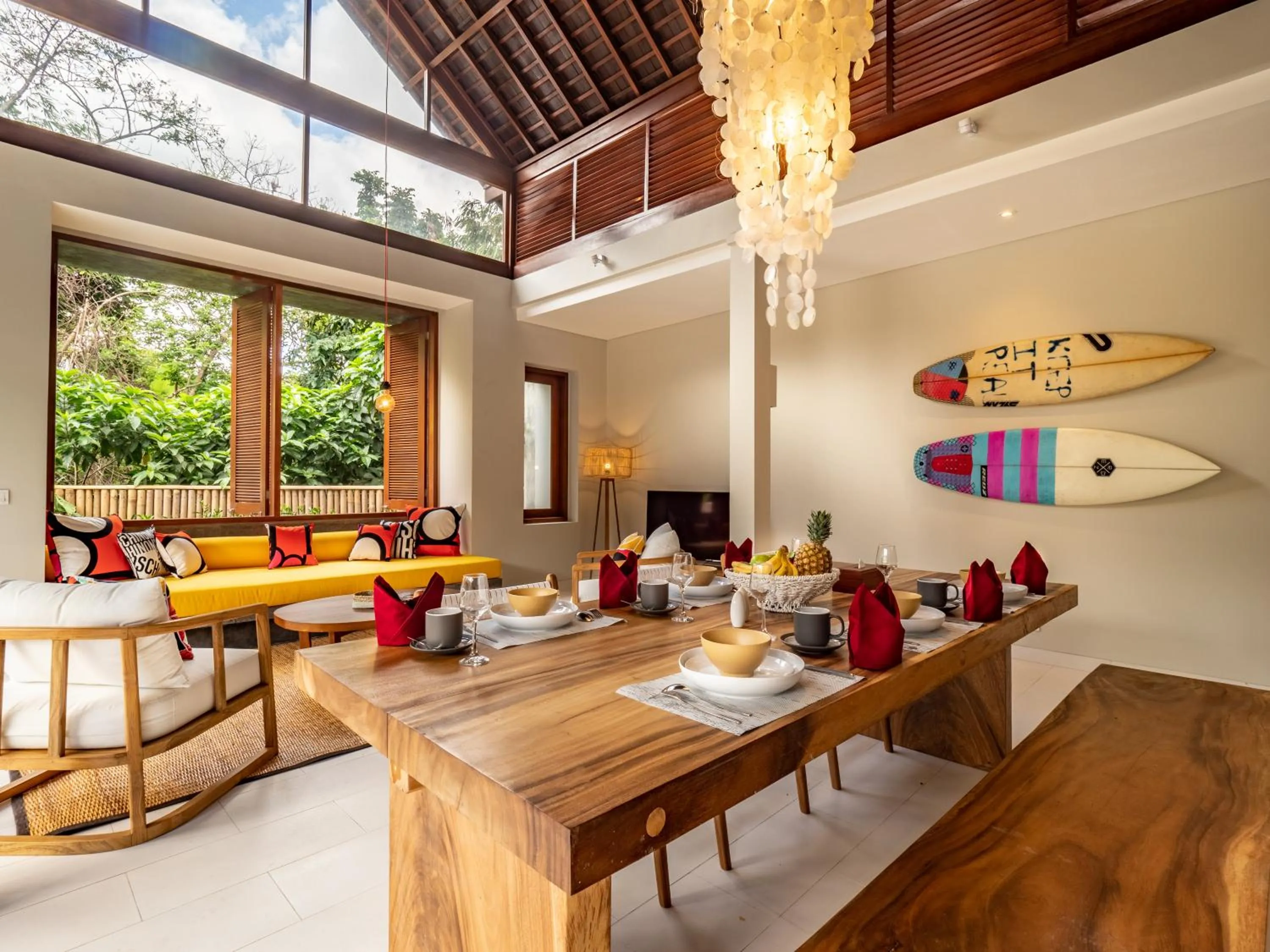 Living room in Bumbak Park Villas By Nakula