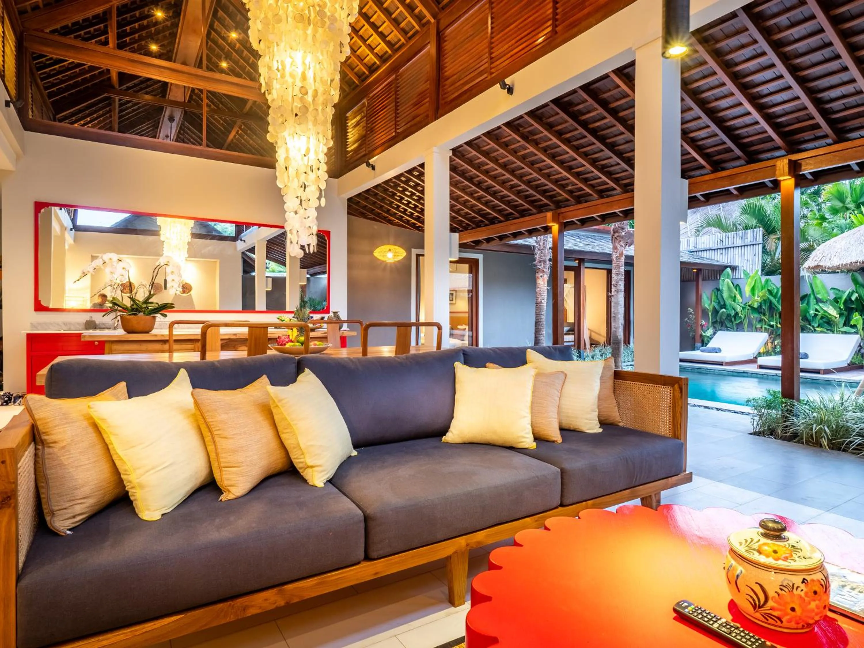 Living room in Bumbak Park Villas By Nakula