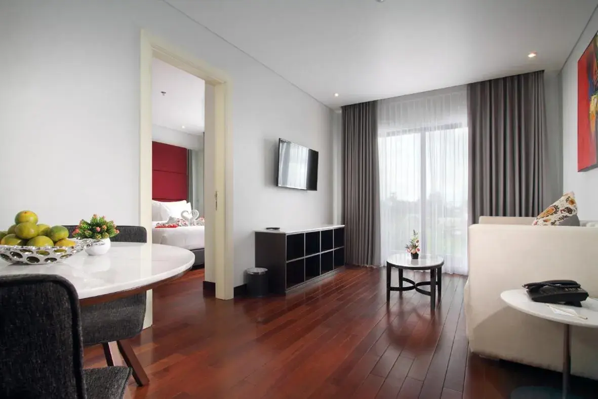 HELIOS HOTEL & CONVENTION HELIOS HOTEL & CONVENTION