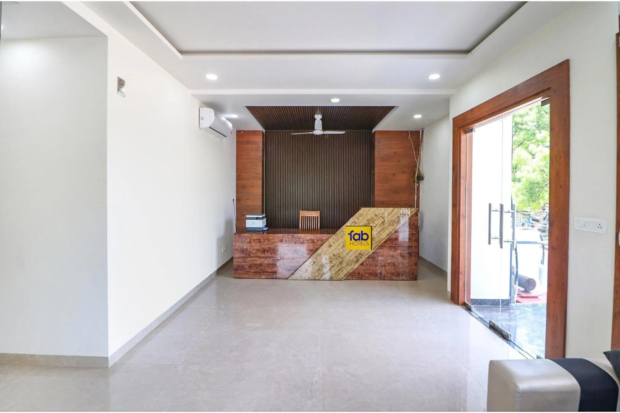 Lobby or reception in FabHotel AVS Grand and Banquets - 500m from Gomti Nagar railway station