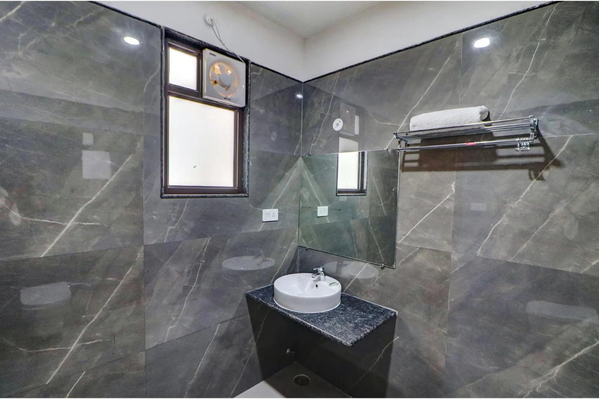 Bathroom in FabHotel AVS Grand and Banquets - 500m from Gomti Nagar railway station
