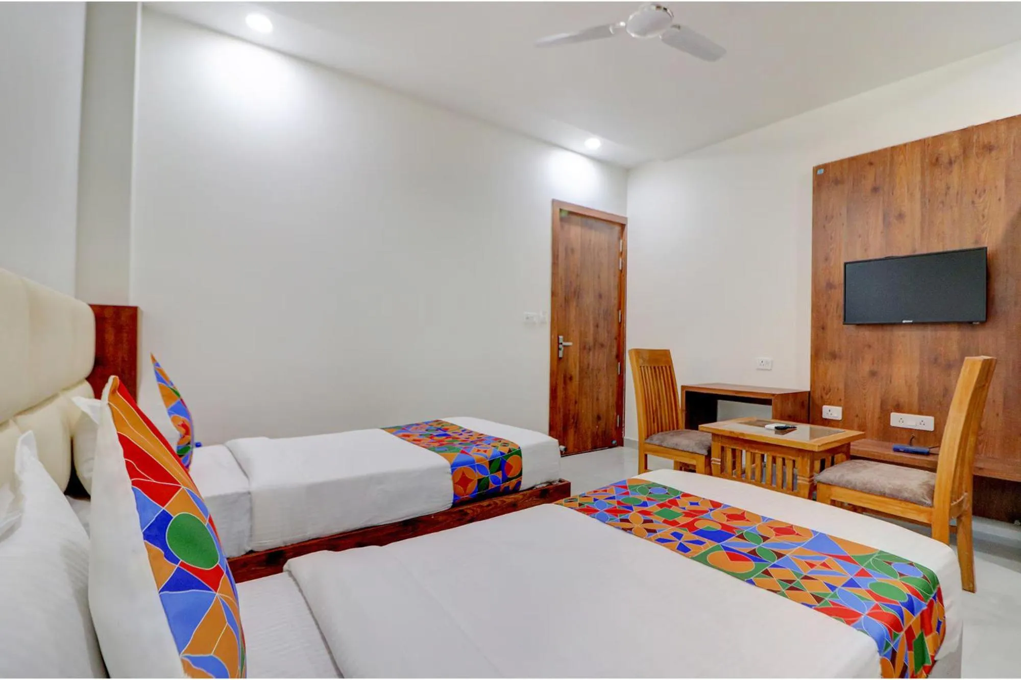 Bed in FabHotel AVS Grand and Banquets - 500m from Gomti Nagar railway station