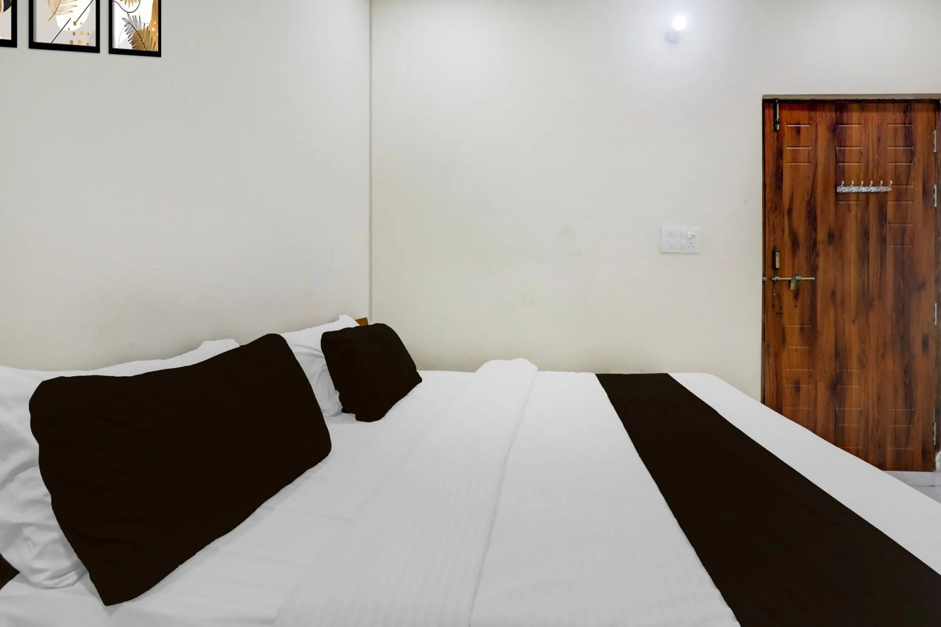 Bedroom, Bed in Super Hotel O IIM Road Lucknow