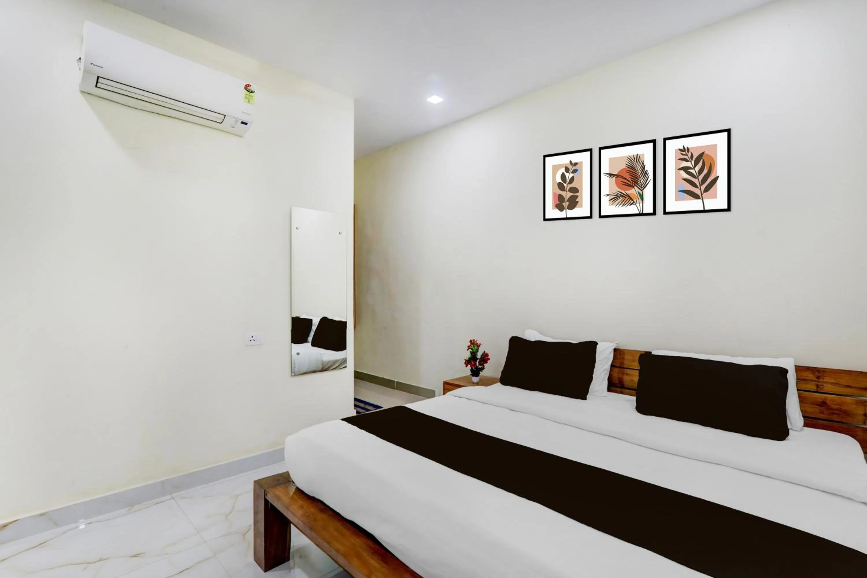 Bedroom, Bed in Super Hotel O IIM Road Lucknow