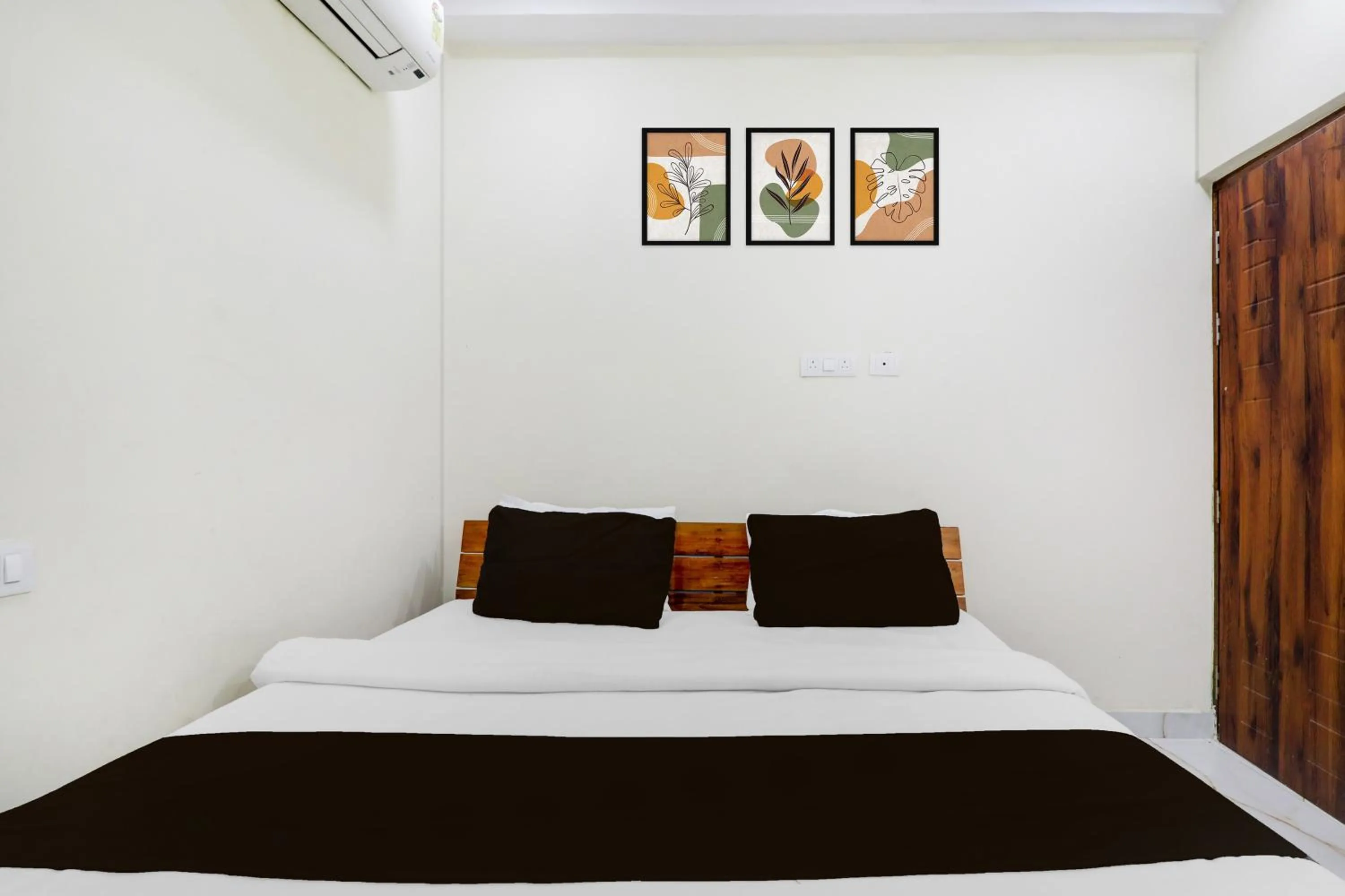 Bedroom, Bed in Super Hotel O IIM Road Lucknow