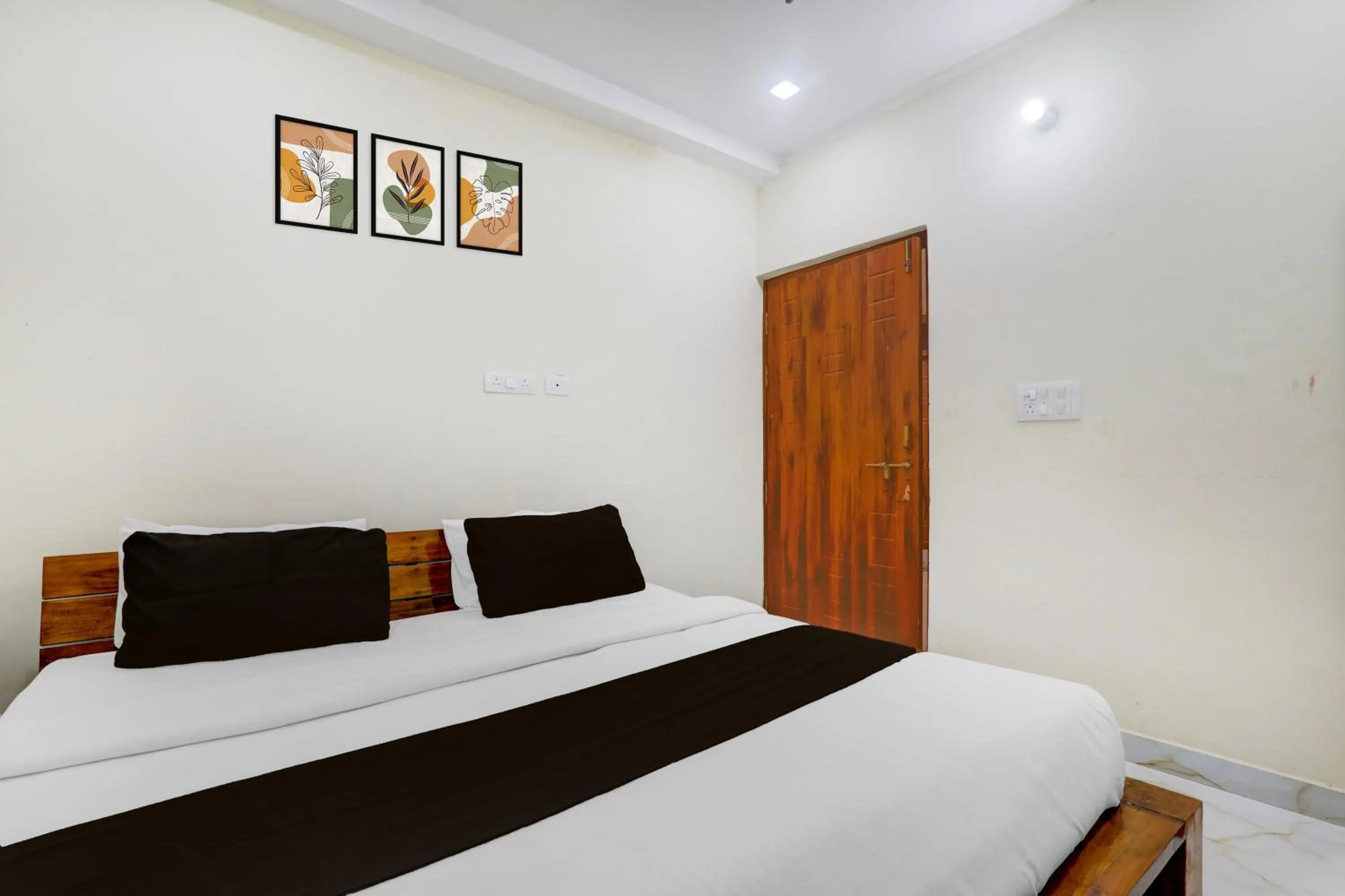 Bedroom, Bed in Super Hotel O IIM Road Lucknow