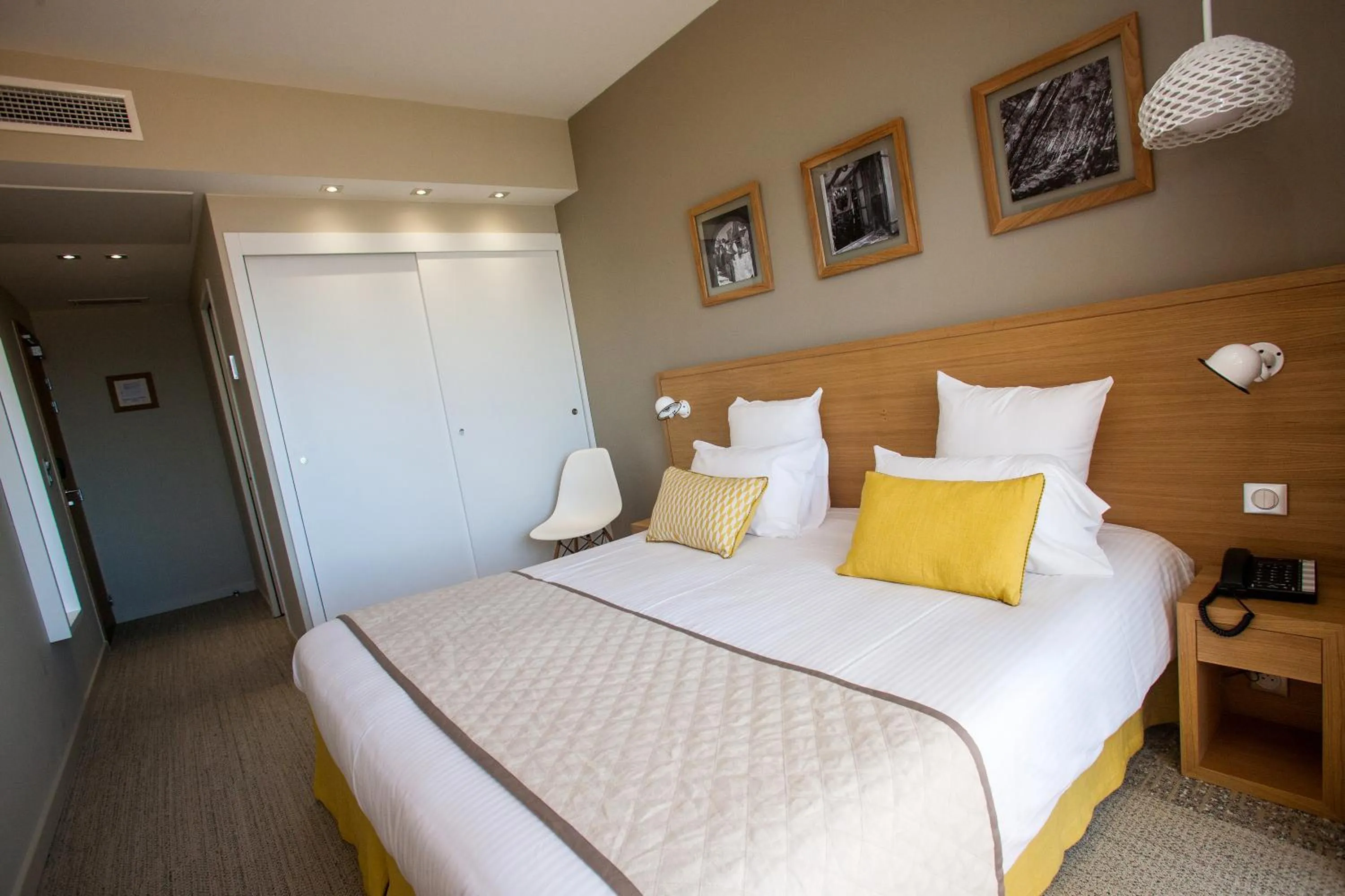 Bedroom in Hôtel La Caravelle