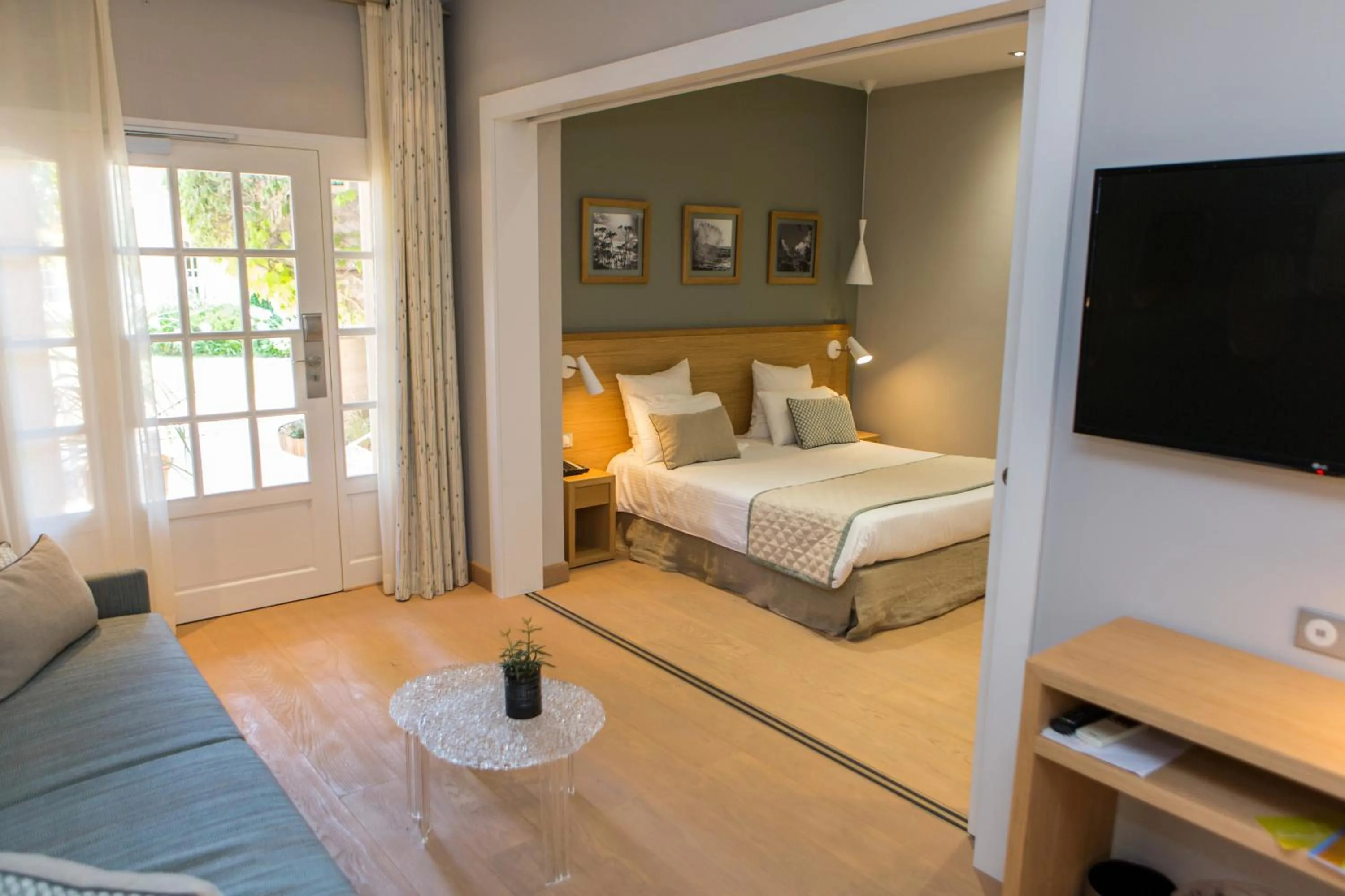 Photo of the whole room in Hôtel La Caravelle