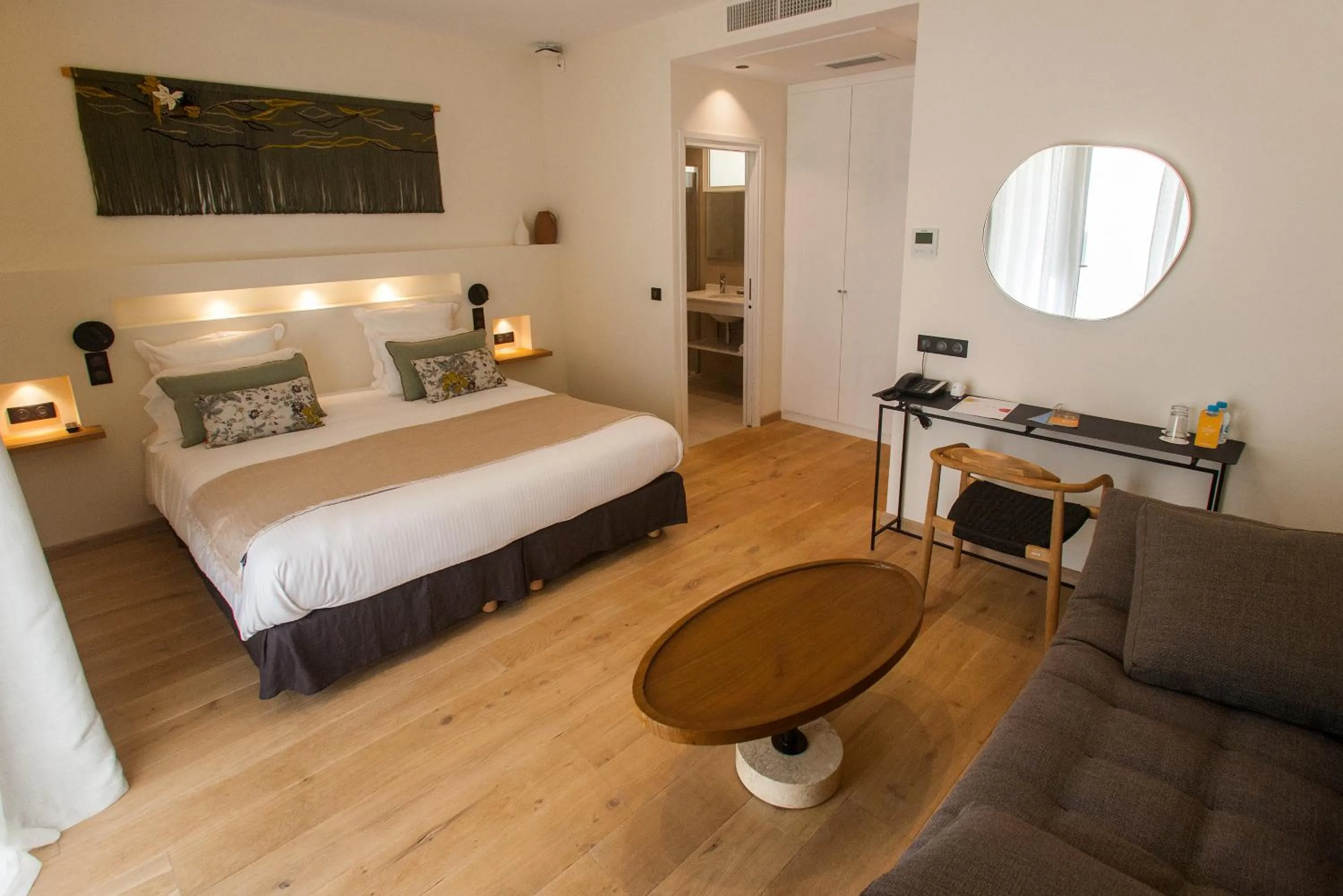 Bedroom in Hôtel La Caravelle