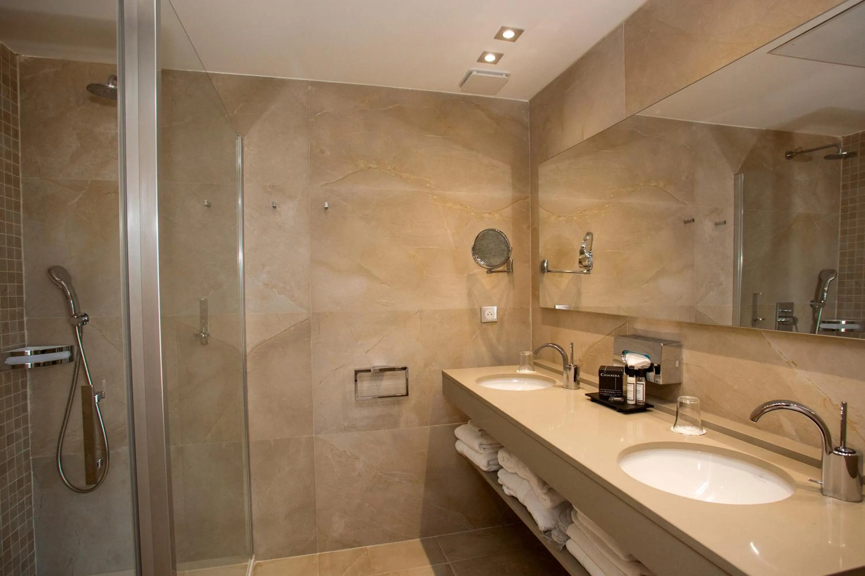 Shower in Hôtel La Caravelle