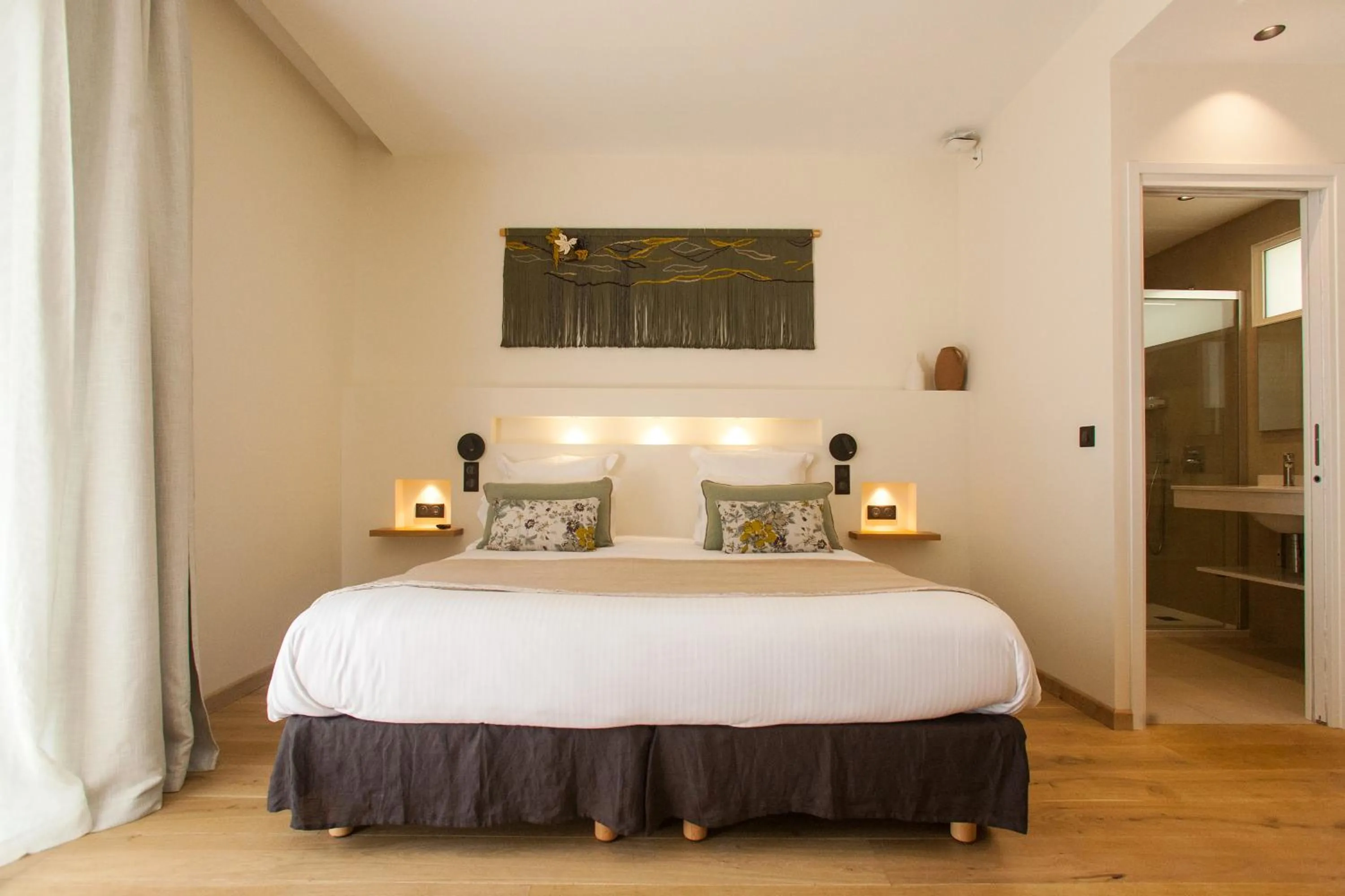 Bedroom in Hôtel La Caravelle