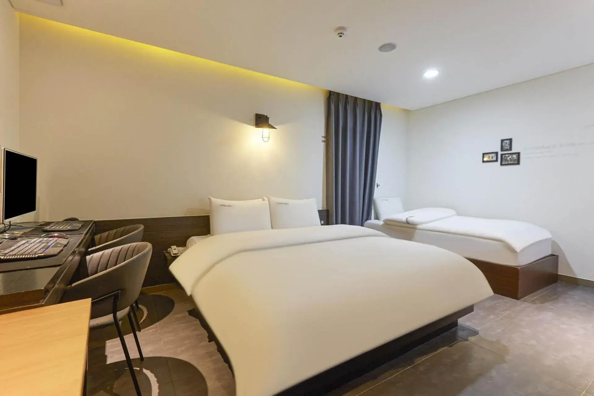 Family Twin Room with Balcony in HERTZ Hotel Family Twin Room with Balcony in HERTZ Hotel