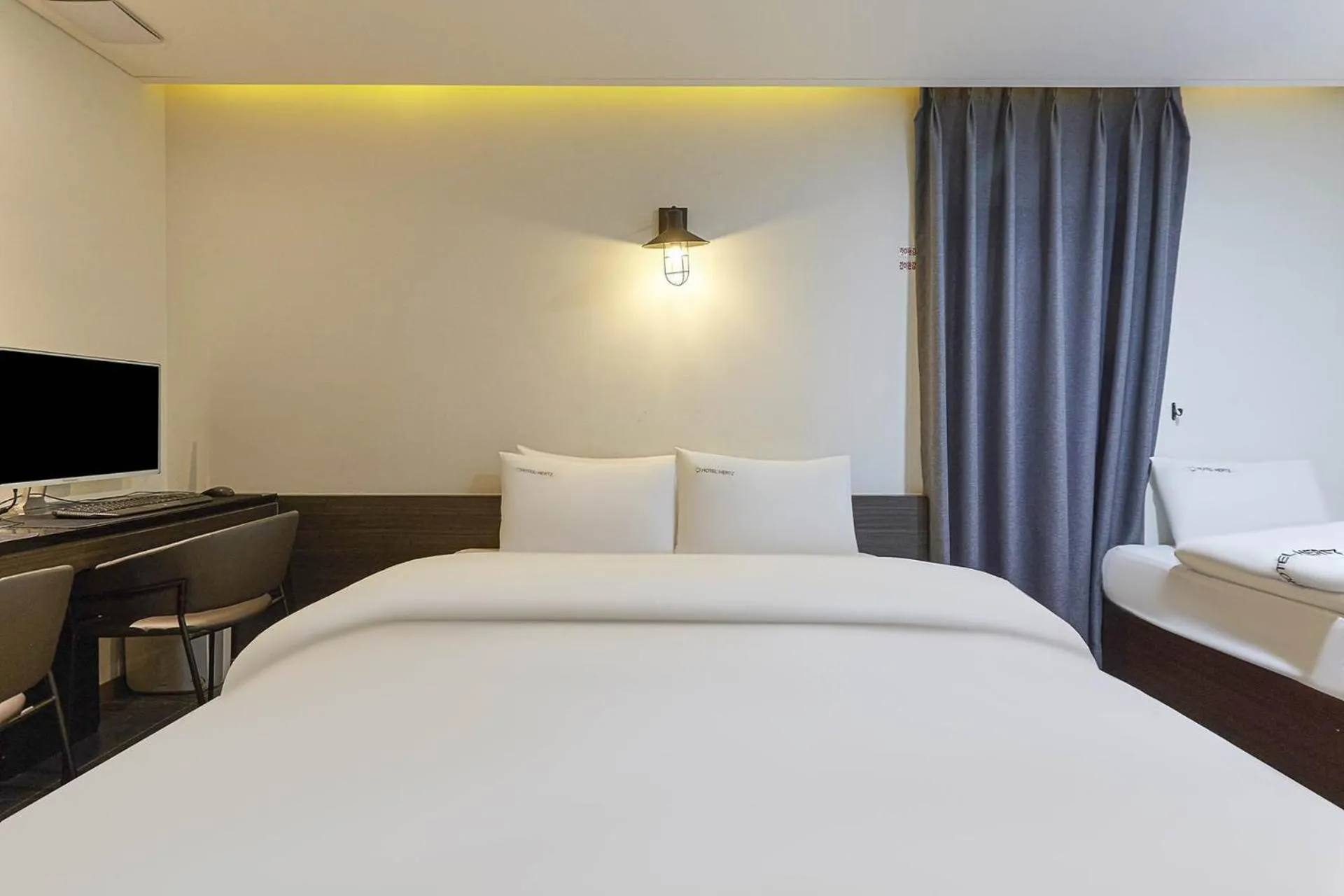 Photo of the whole room, Bed in HERTZ Hotel