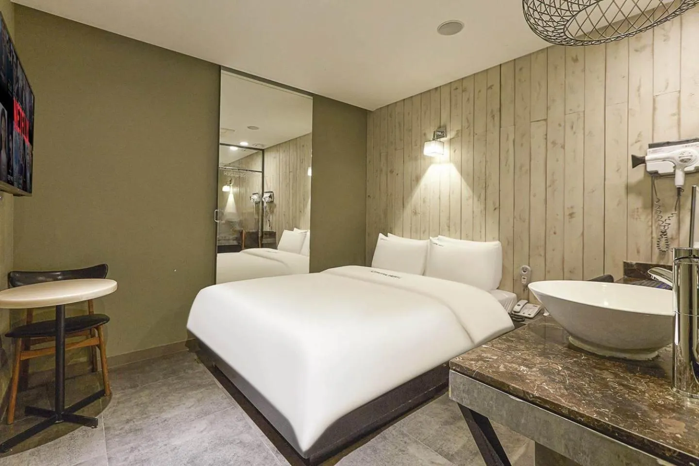 Photo of the whole room, Bed in HERTZ Hotel