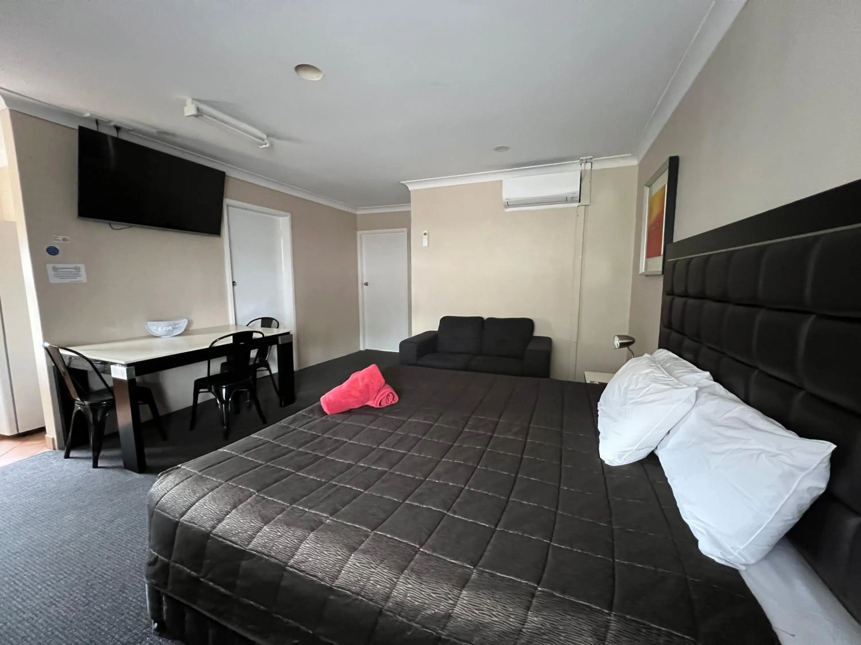 Bed in Almond Inn Motel