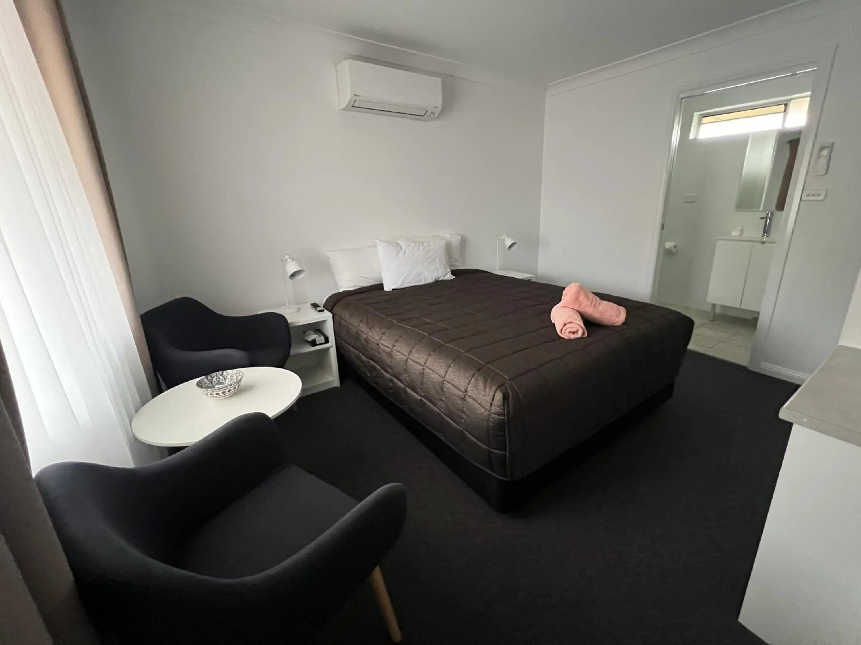 Bed in Almond Inn Motel