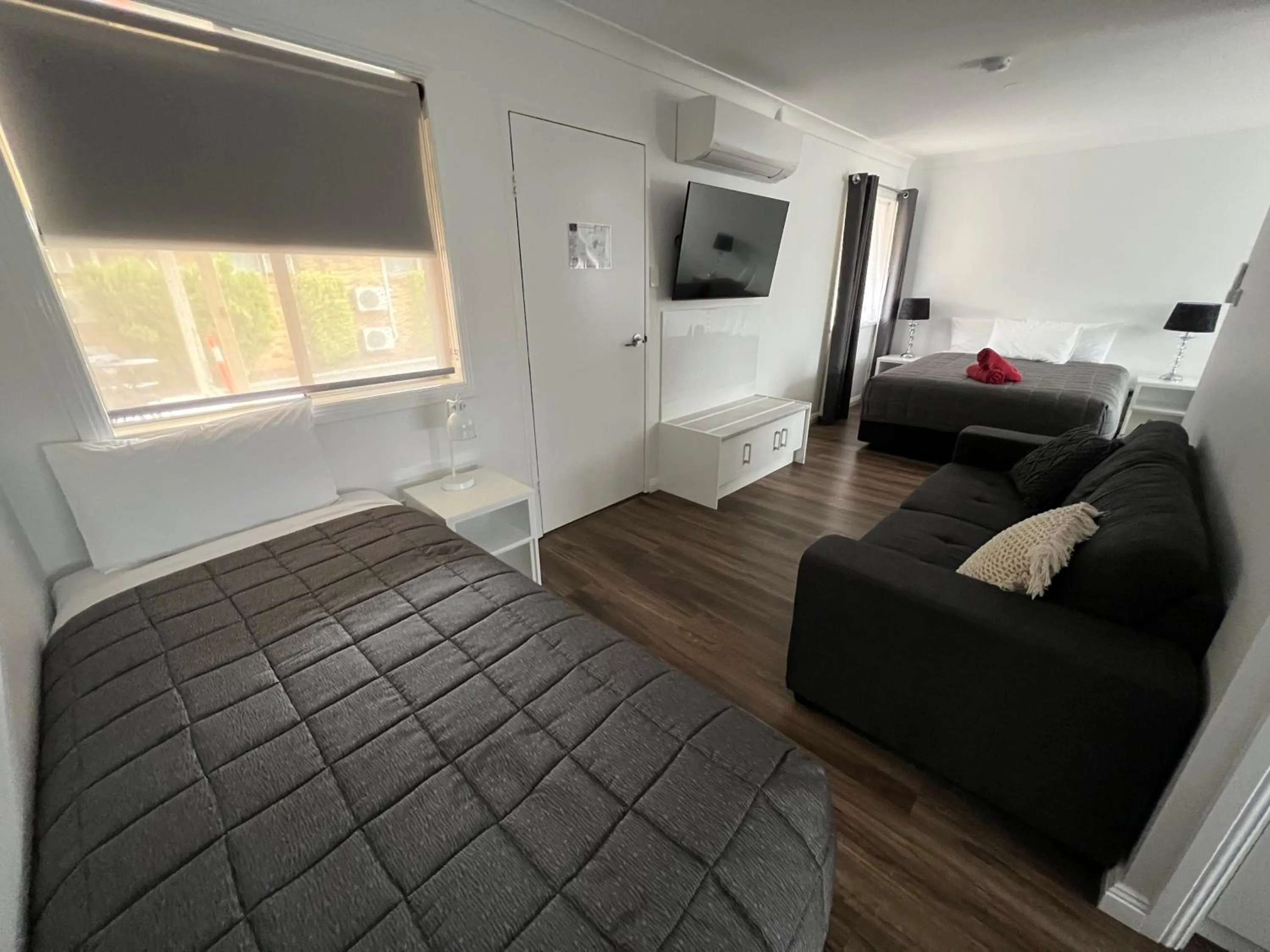 Bed in Almond Inn Motel