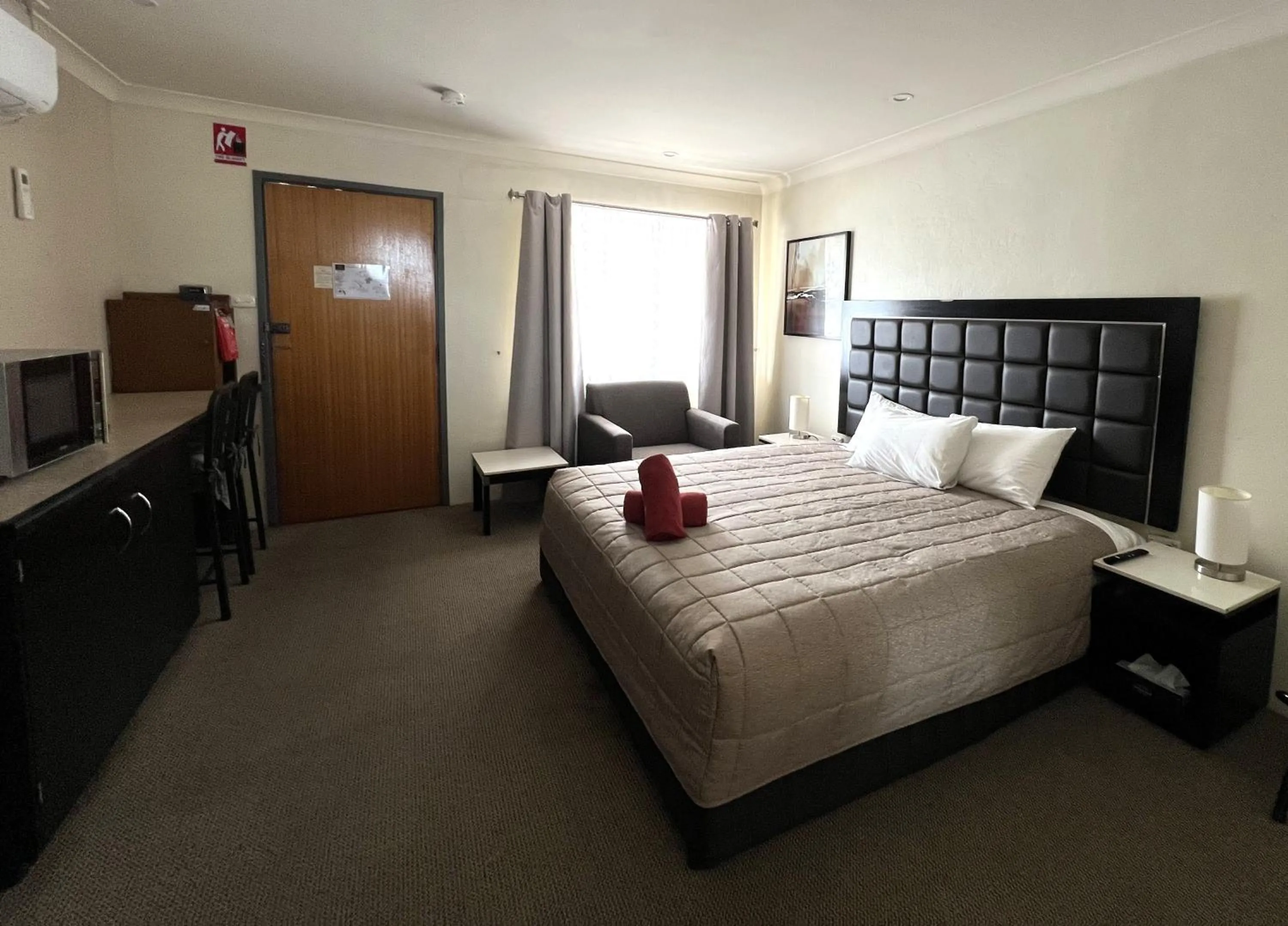 Bed in Almond Inn Motel