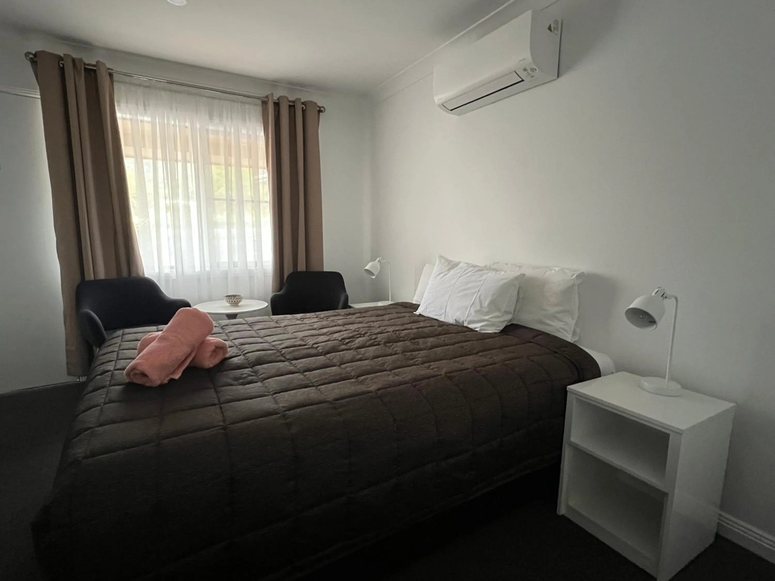 Bed in Almond Inn Motel