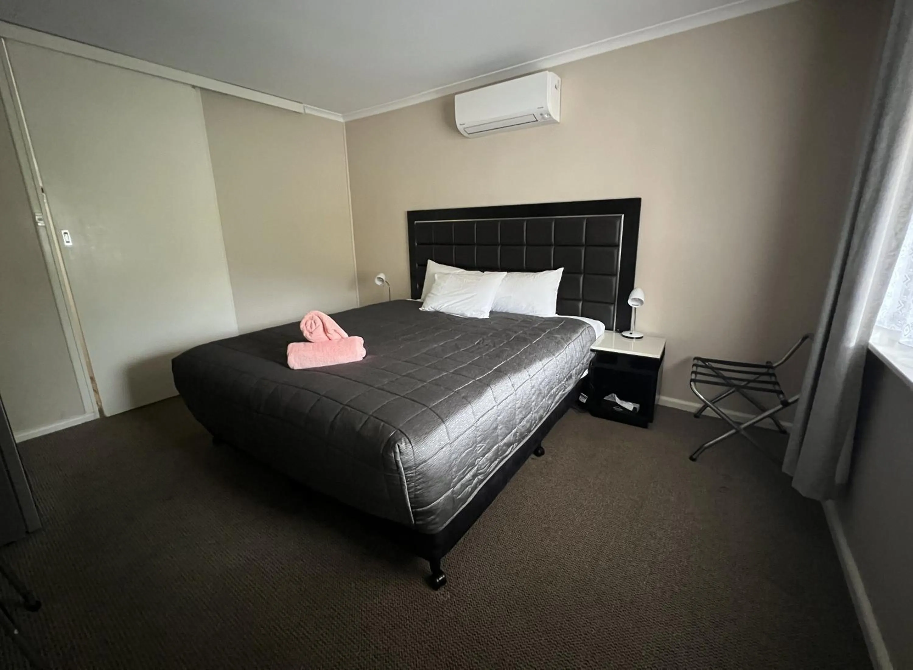 Bed in Almond Inn Motel