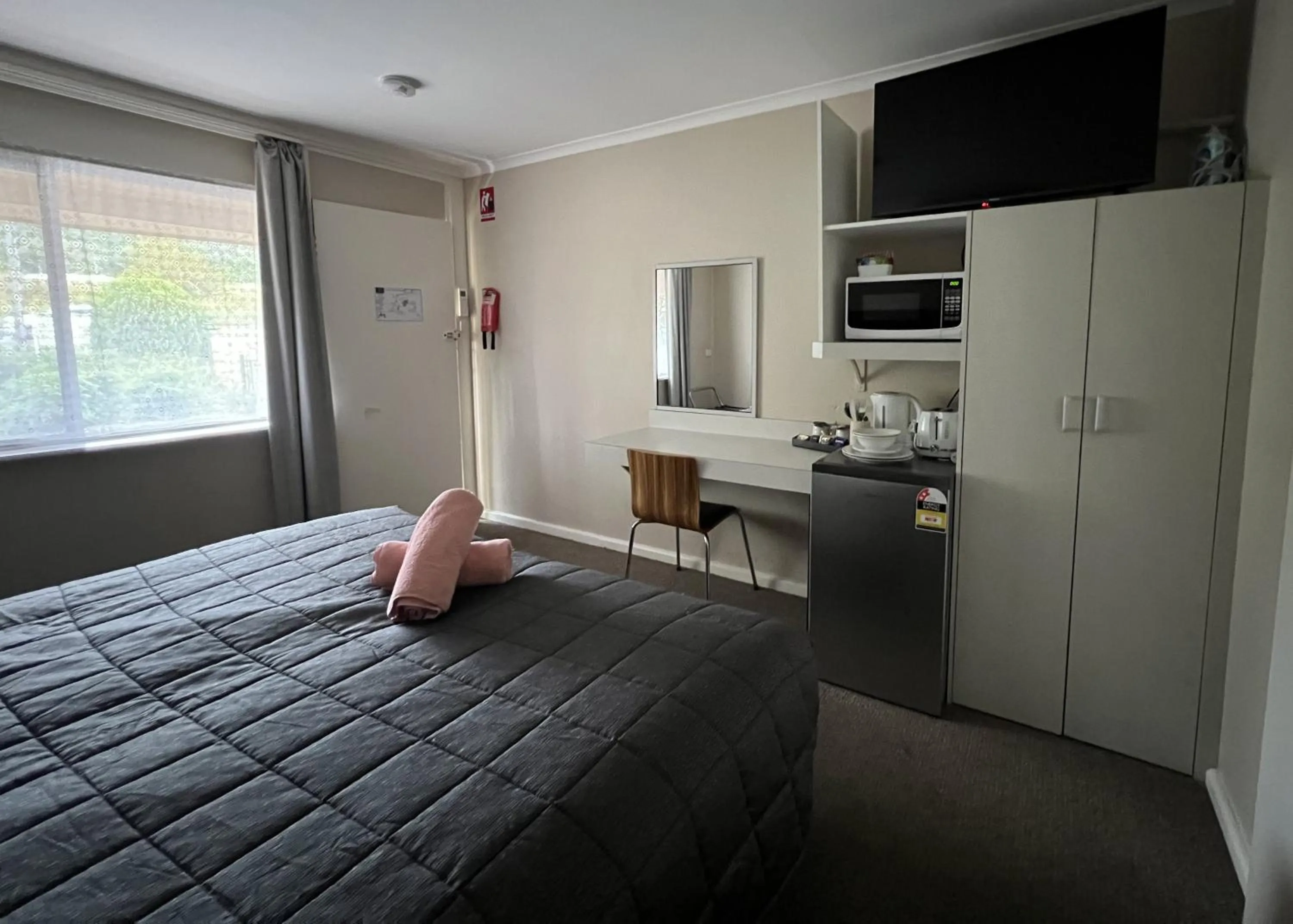 Bed in Almond Inn Motel