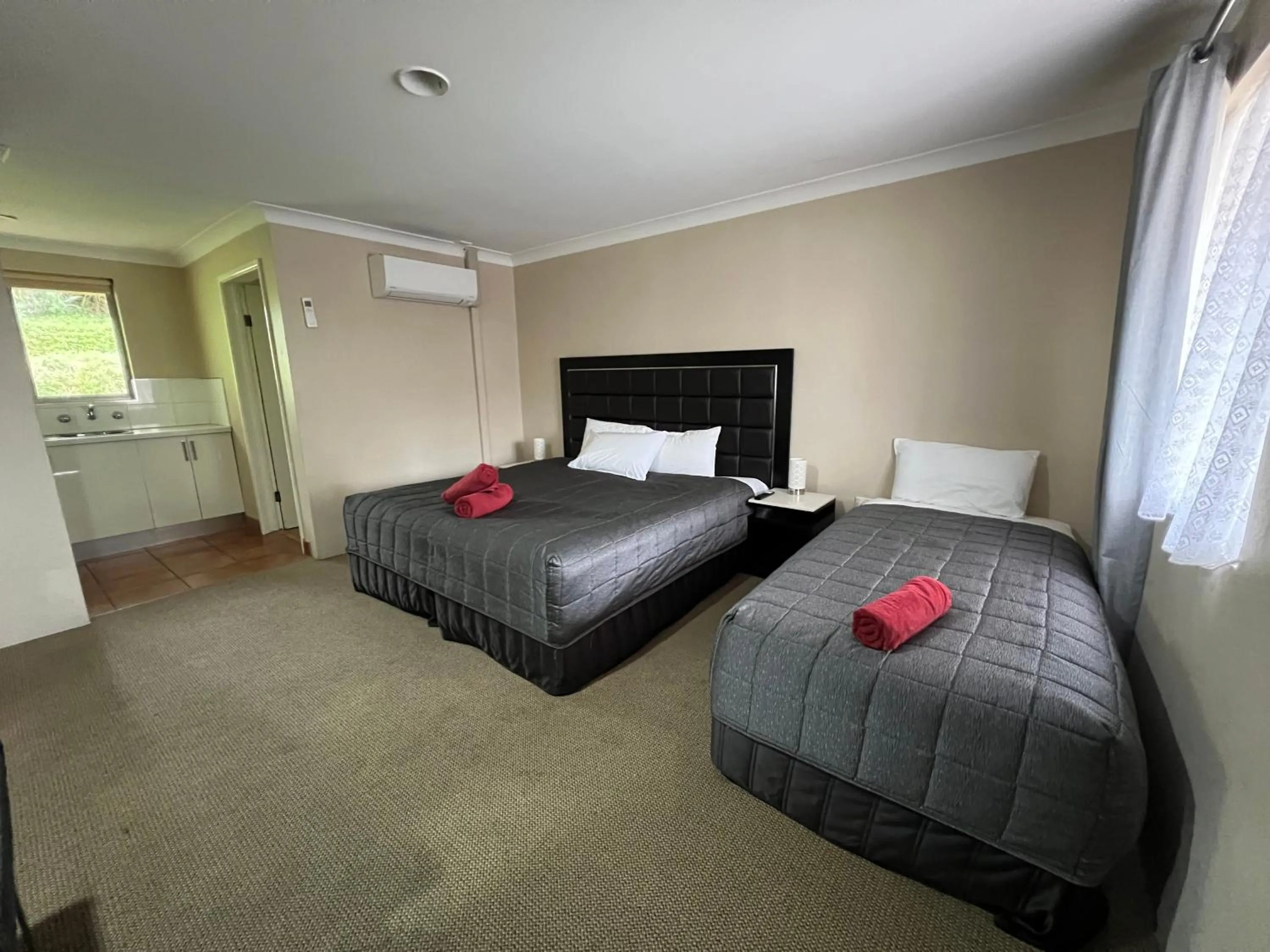 Bed in Almond Inn Motel