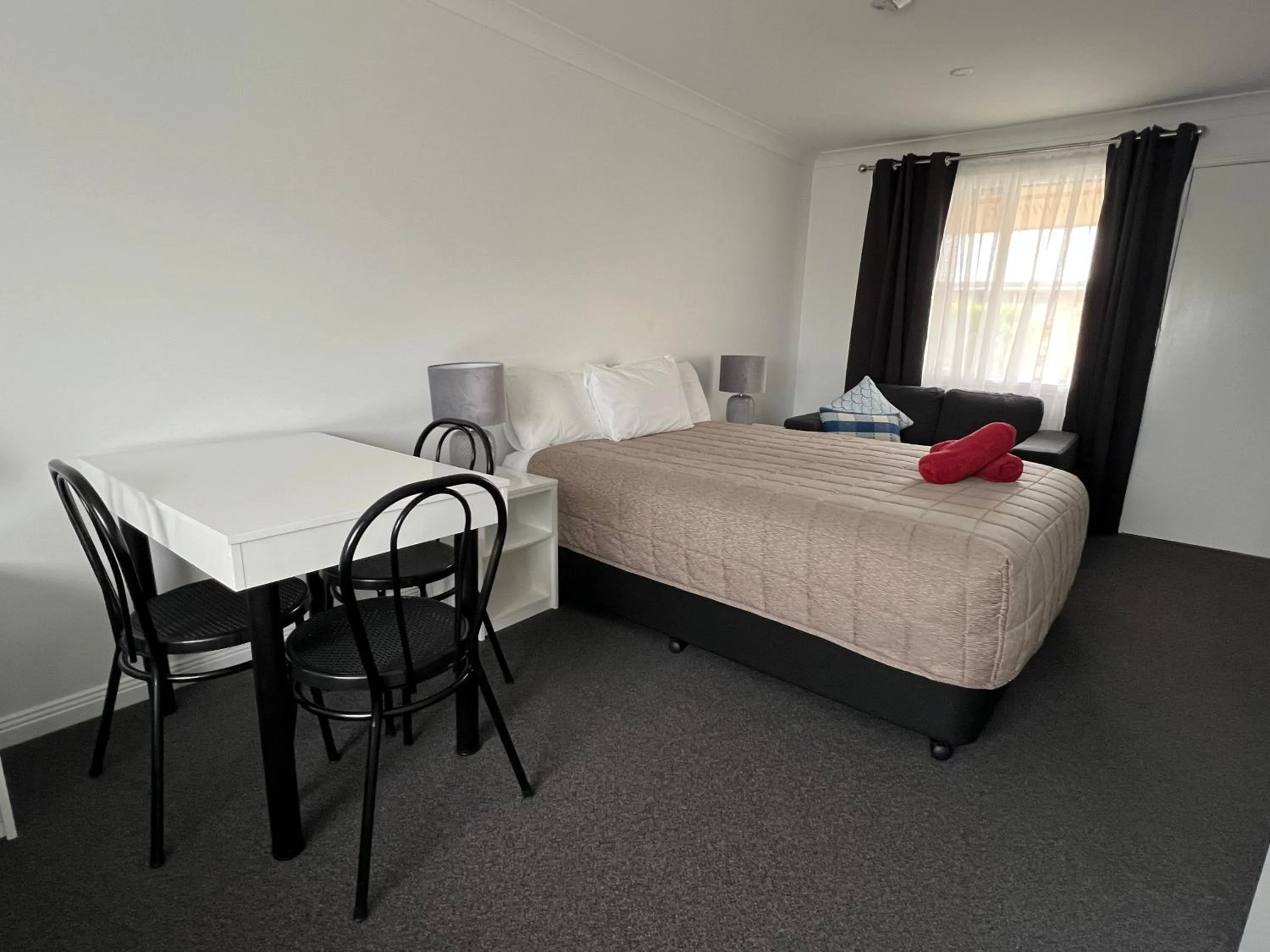 Bed in Almond Inn Motel