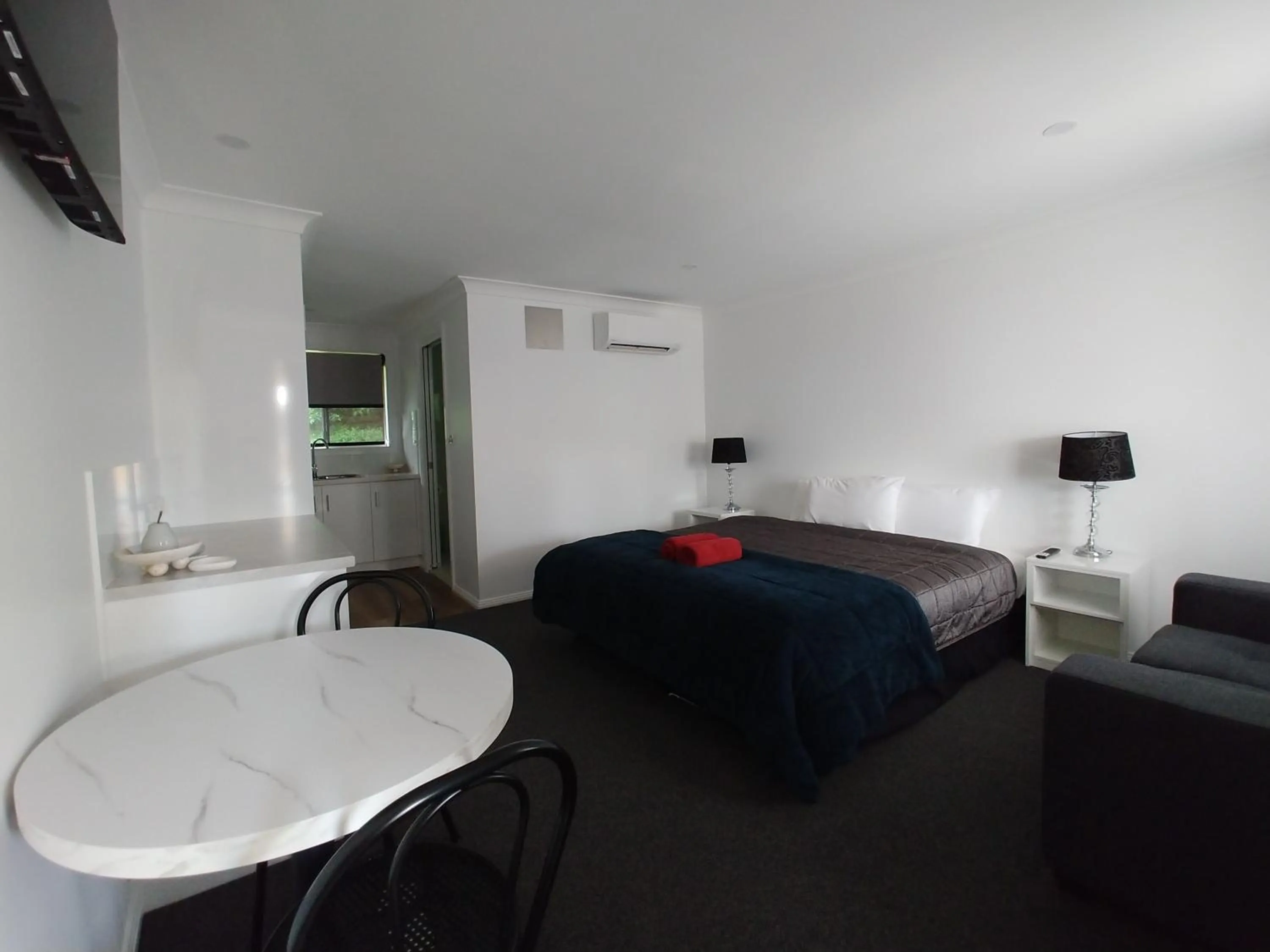 Photo of the whole room, Bed in Almond Inn Motel