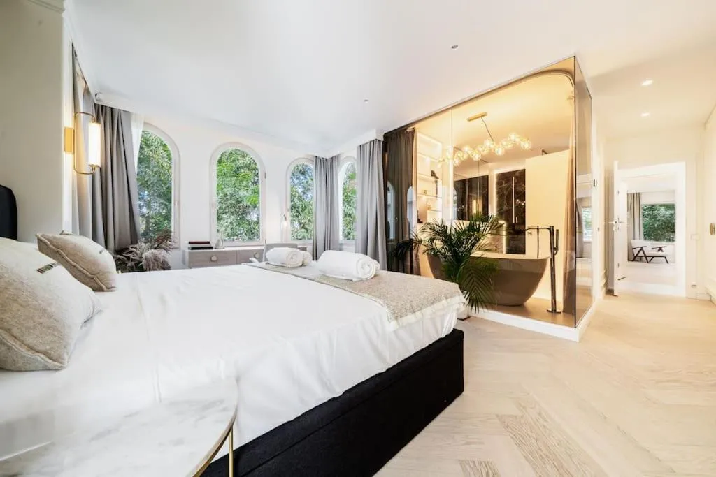 Bed in Luxury apartment in Puerto Banus La Alcazaba