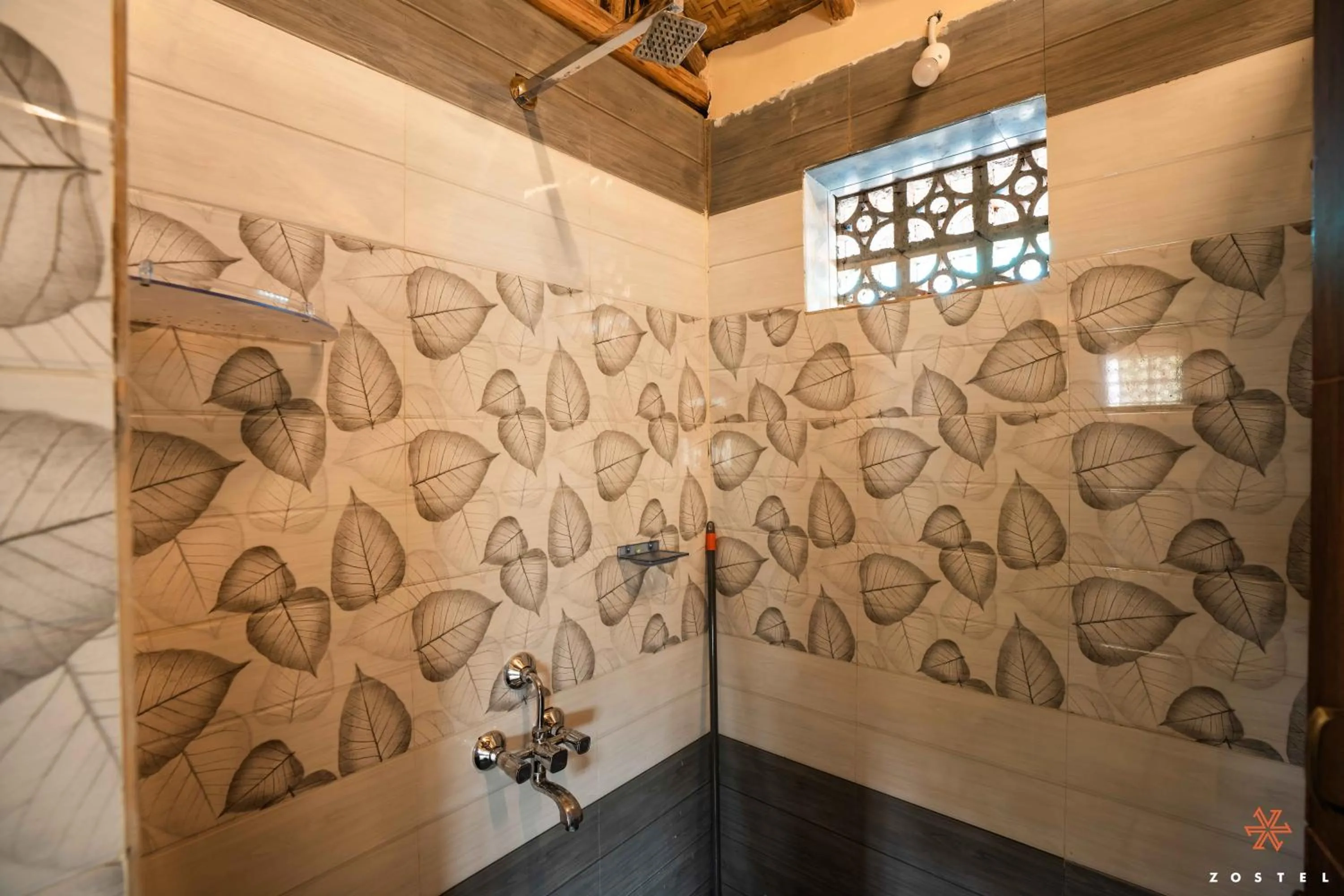 Shower in Zostel Hampi (Gangavathi)