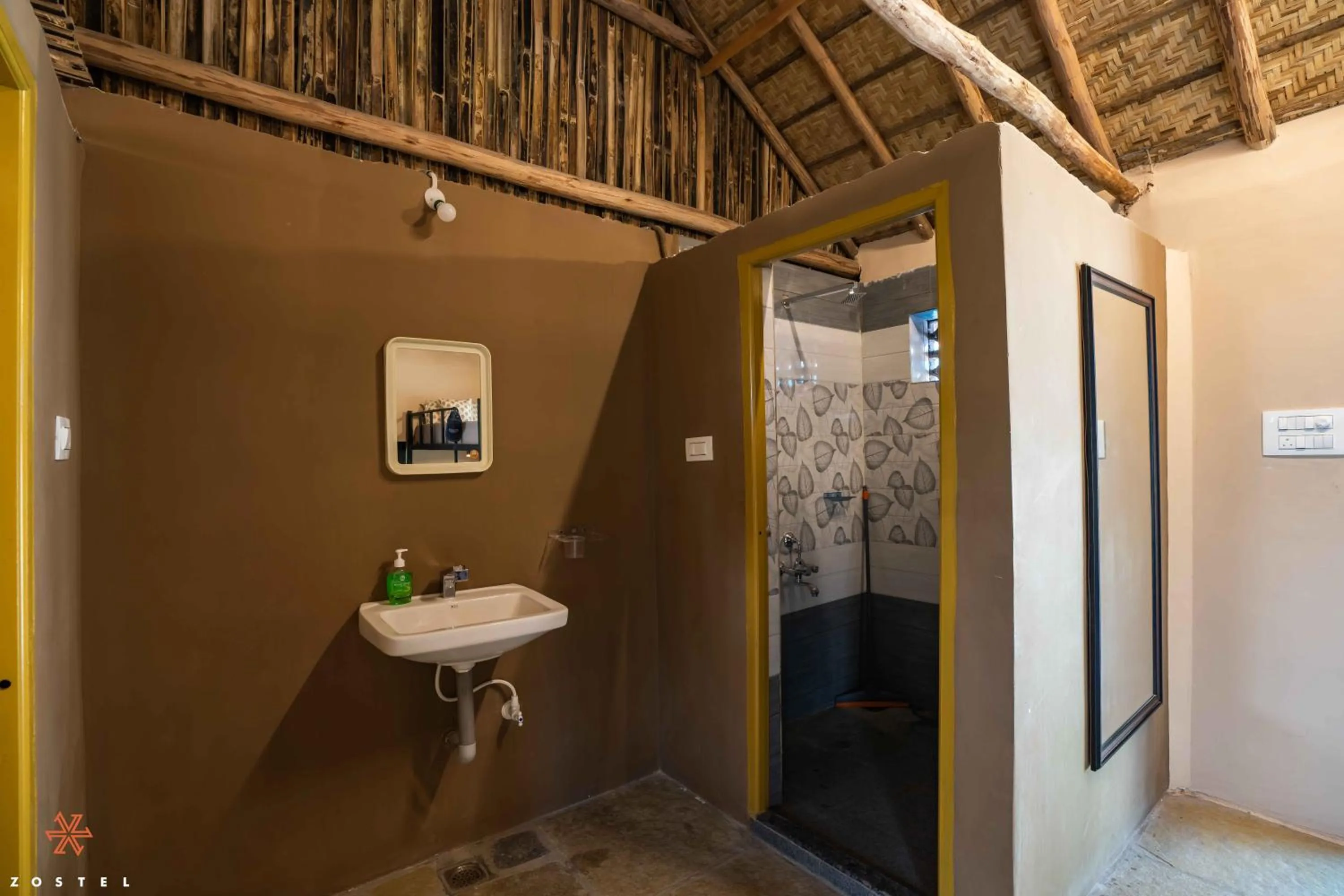 Shower in Zostel Hampi (Gangavathi)