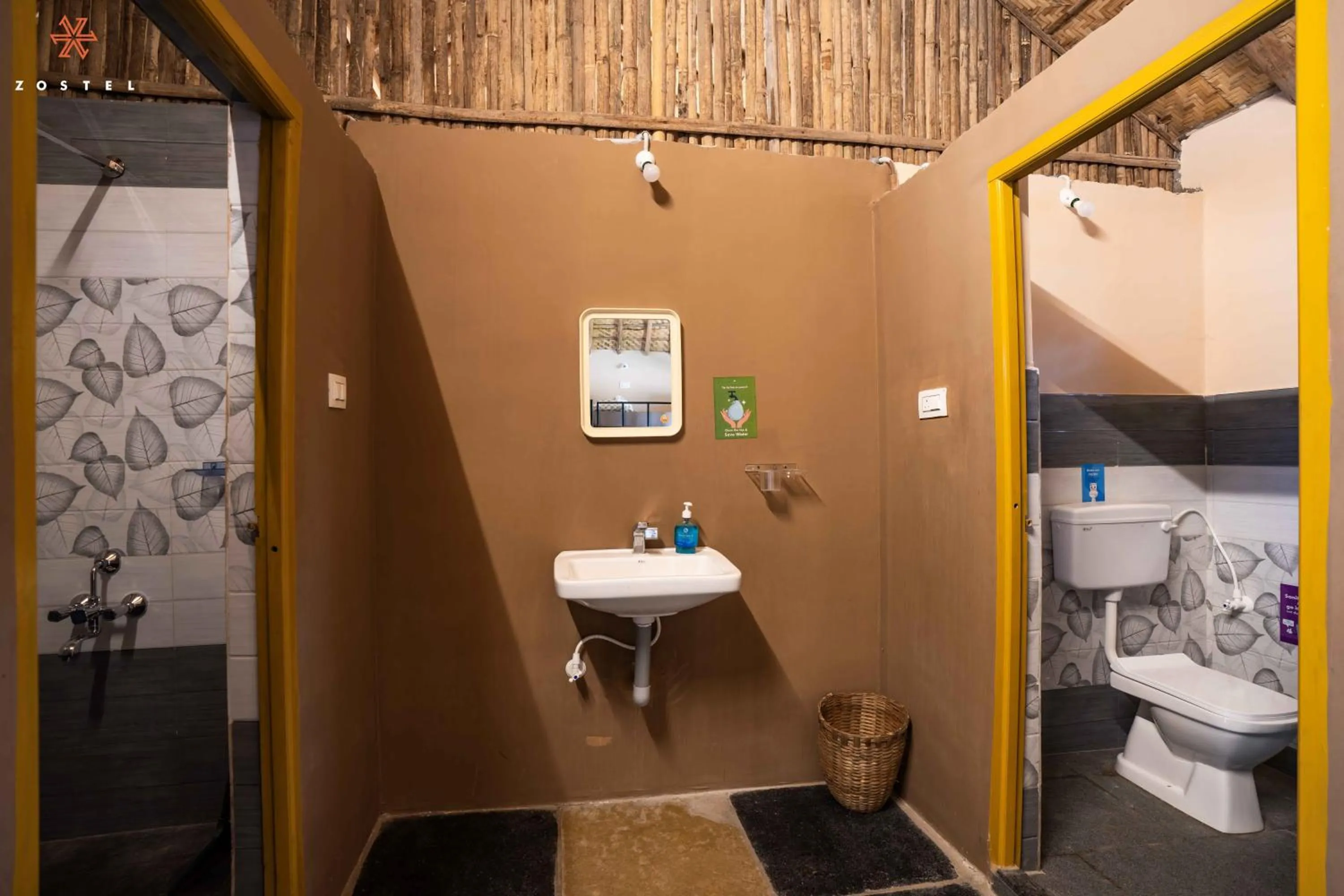 Shower in Zostel Hampi (Gangavathi)