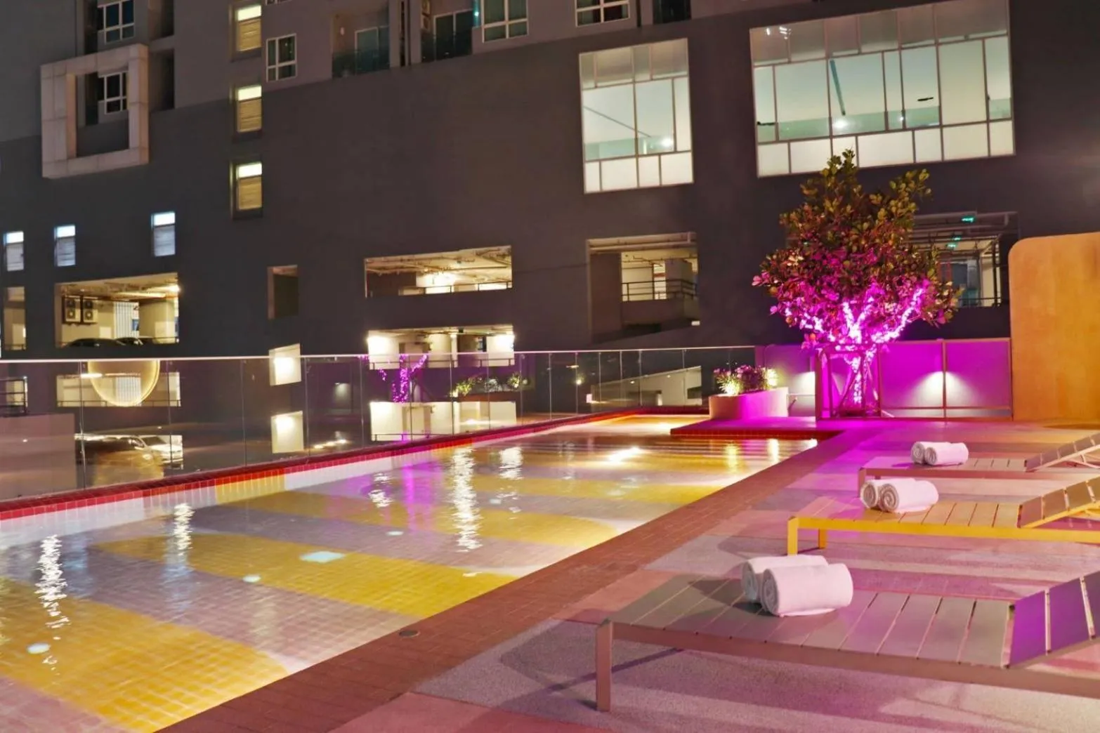 Night in The Quarter Ratchathewi by UHG