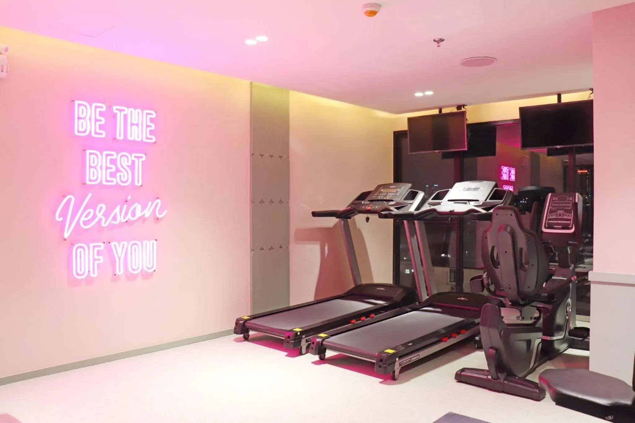 Fitness centre/facilities in The Quarter Ratchathewi by UHG