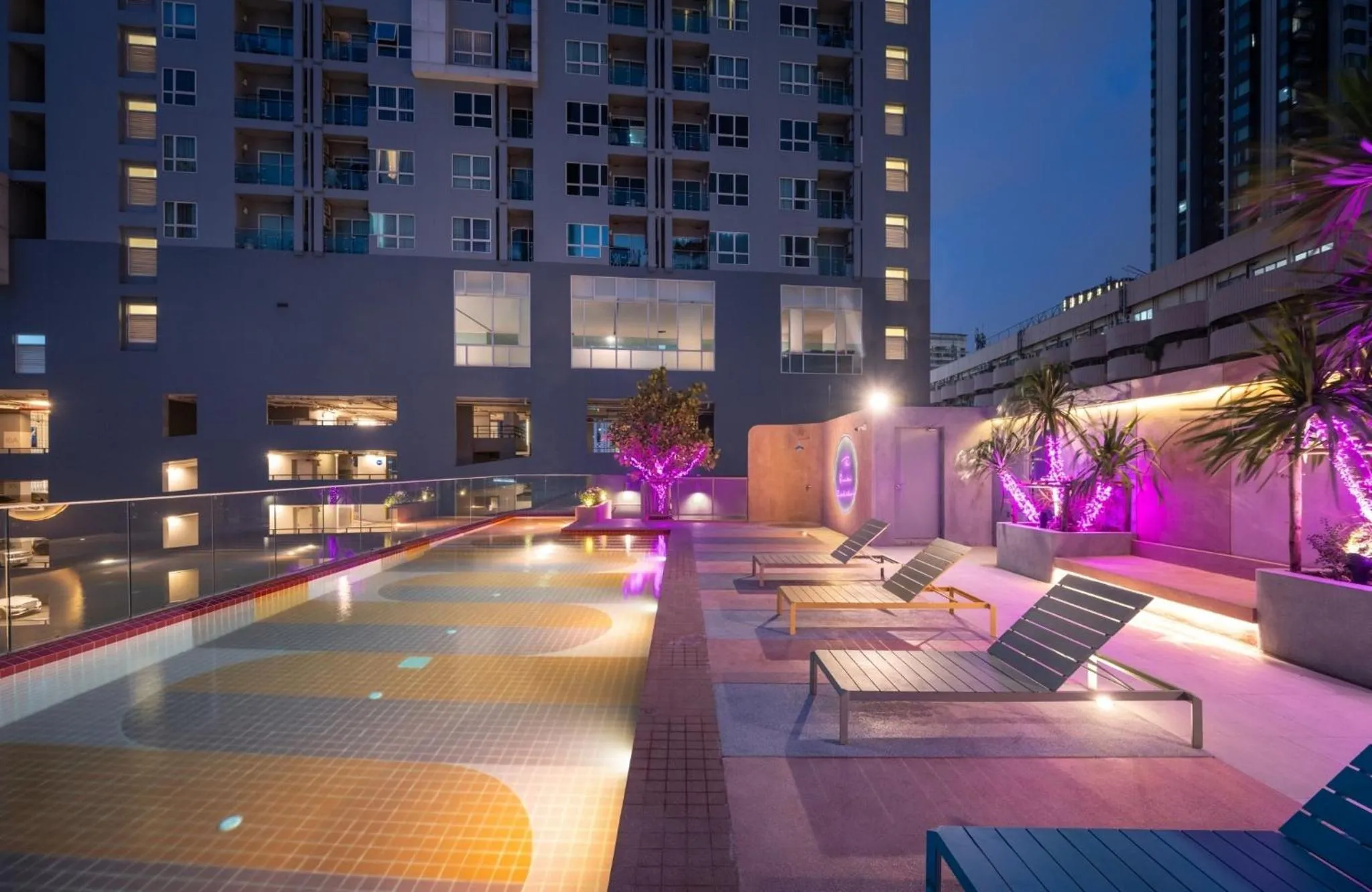 Night in The Quarter Ratchathewi by UHG