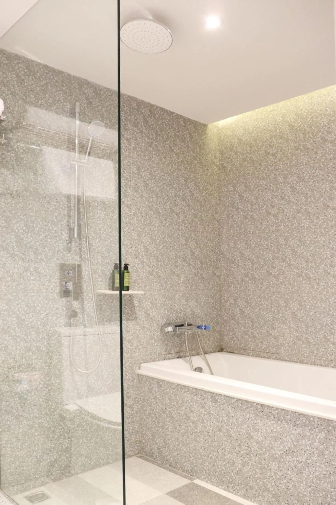 Shower in The Quarter Ratchathewi by UHG