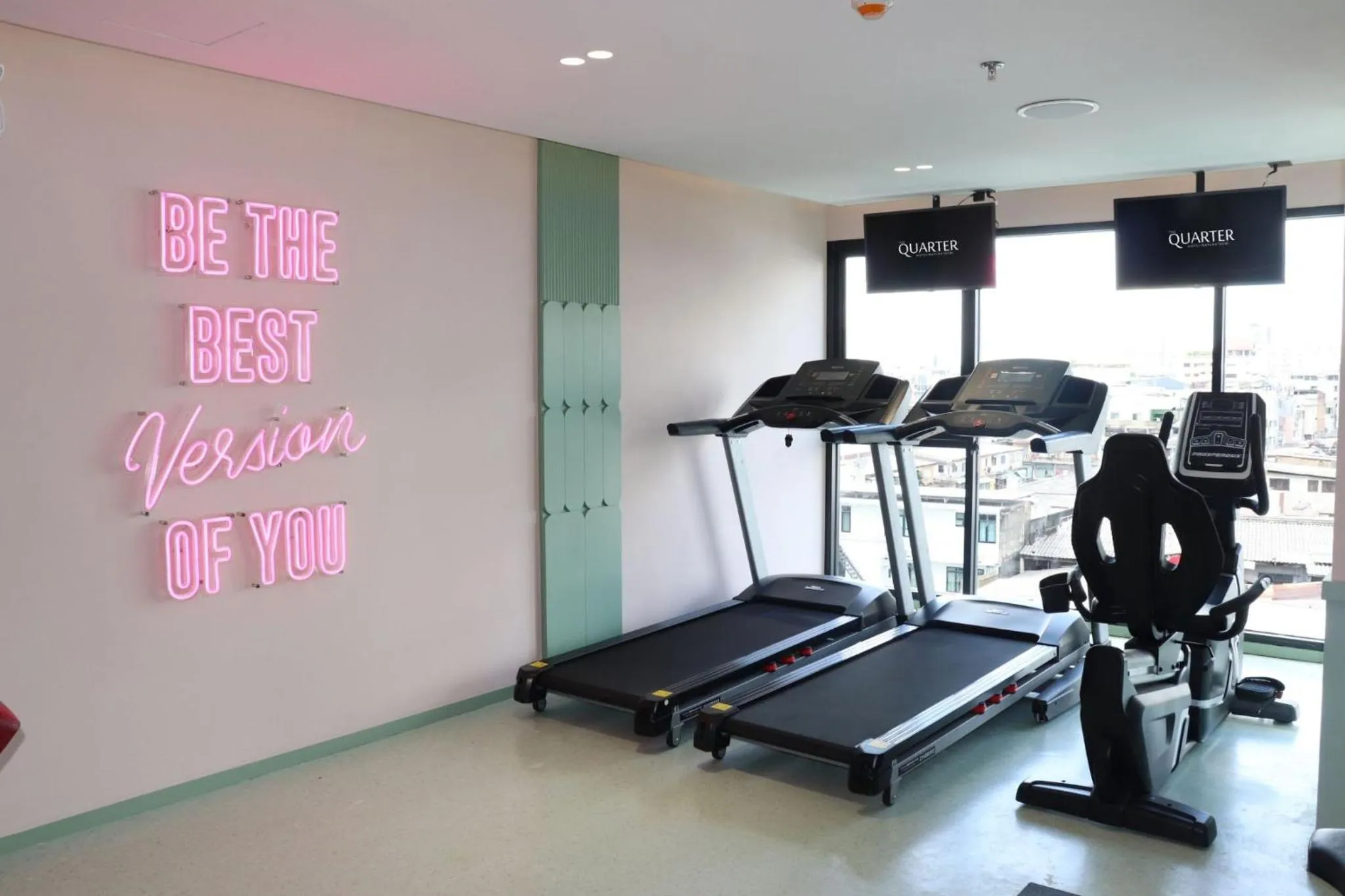 Fitness centre/facilities in The Quarter Ratchathewi by UHG