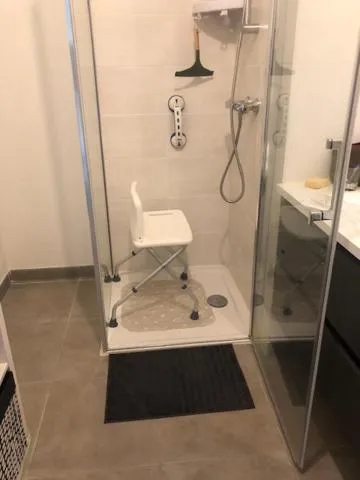 Bathroom in L' Hippocampe du bassin - 3 étoiles