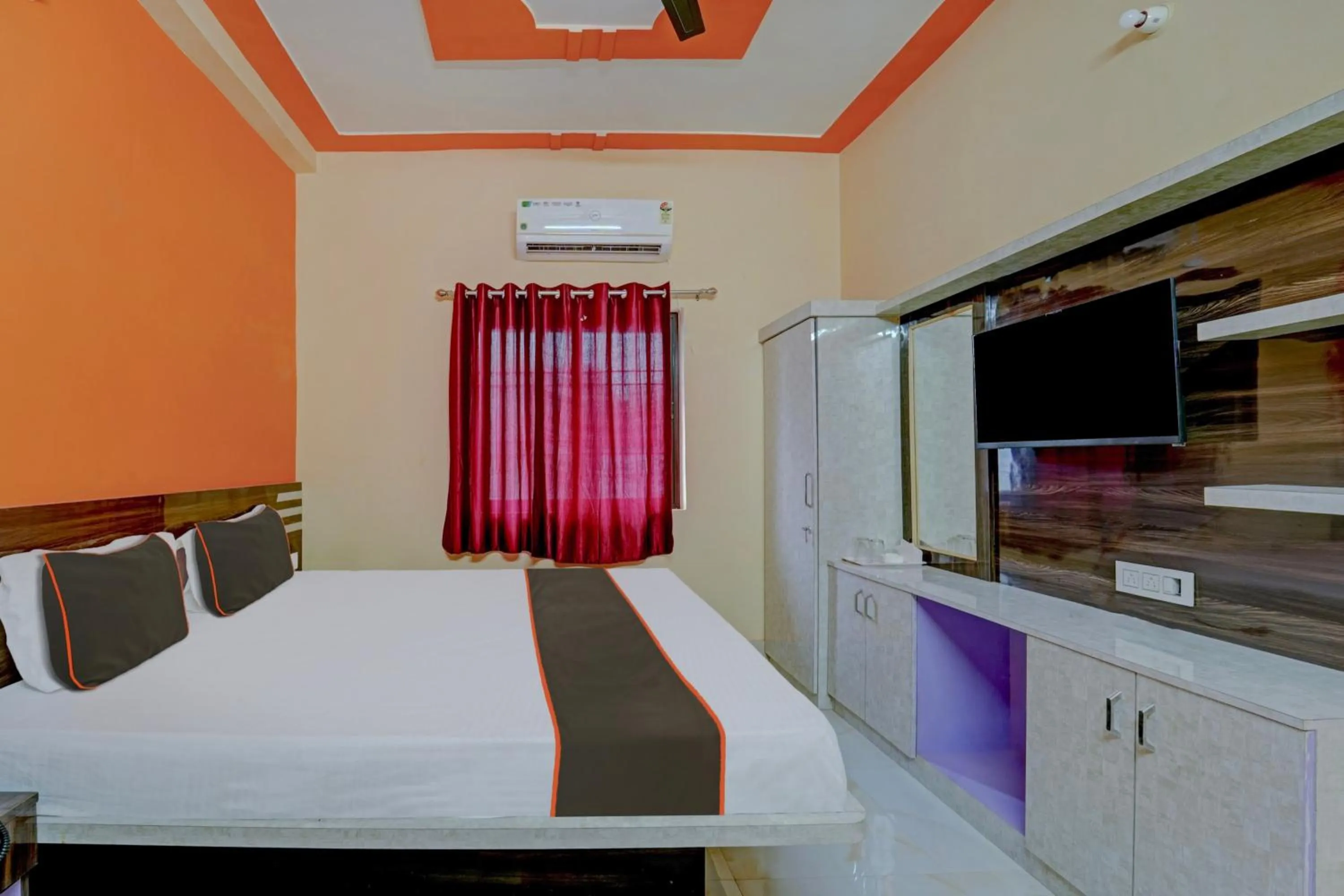 Bedroom, Bed in Super Hotel O Siddhi Vinayak Hotel & Banquets