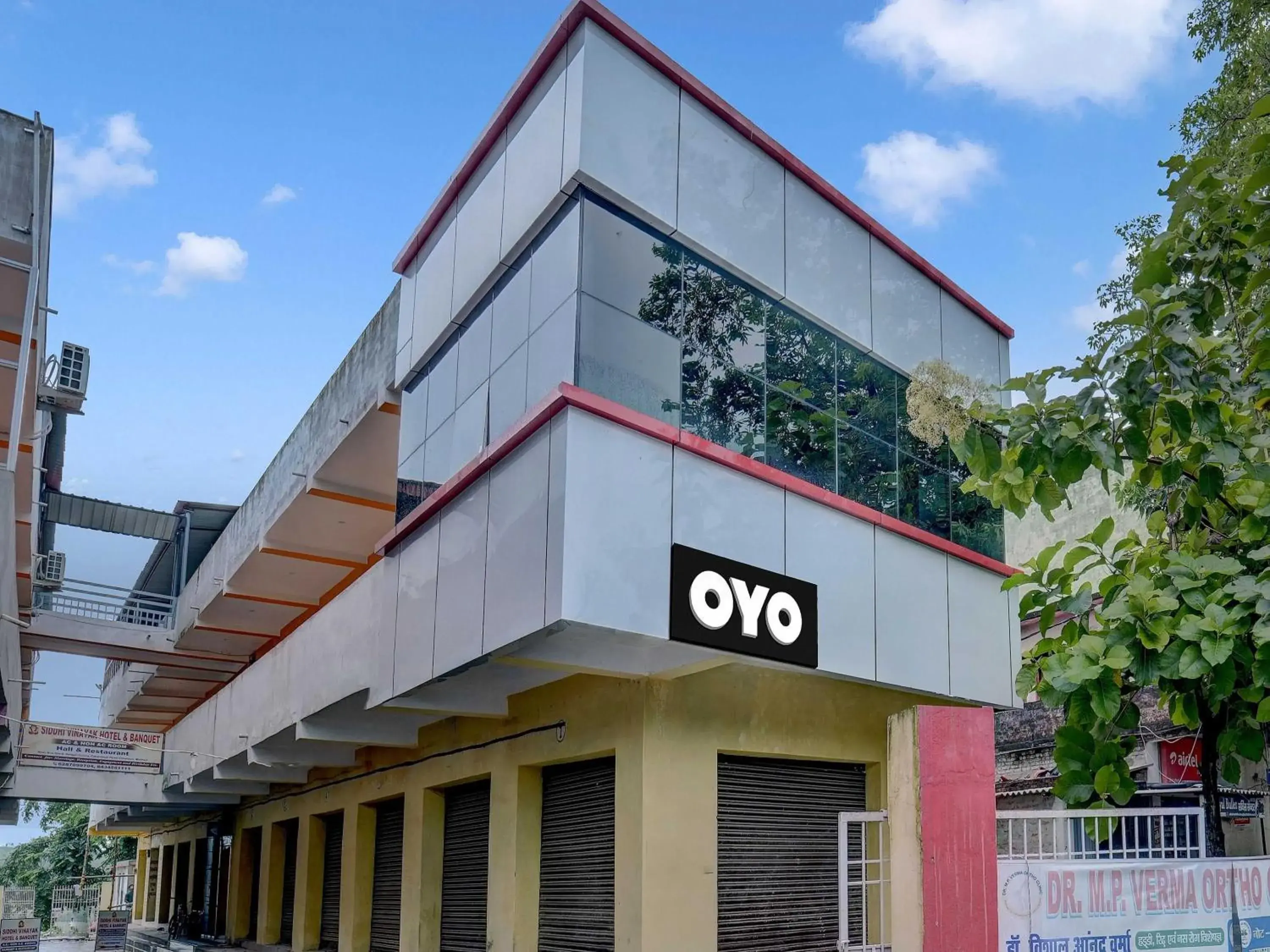 Facade/entrance in Hotel O Siddhi Vinayak Hotel & Banquets Facade/entrance in Hotel O Siddhi Vinayak Hotel & Banquets