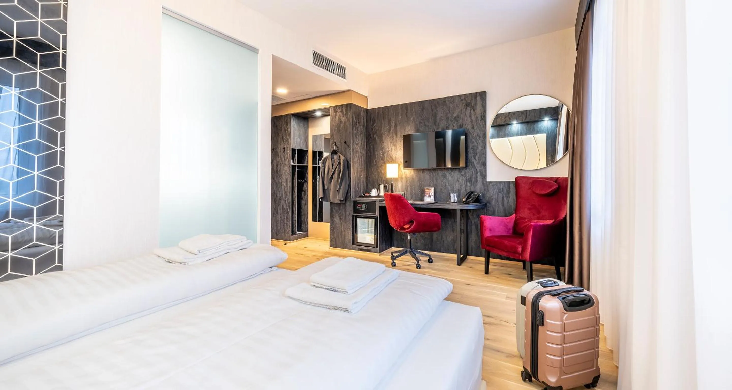 TV and multimedia, Bed in PLAZA INN Wiener Neustadt, BW Signature Collection