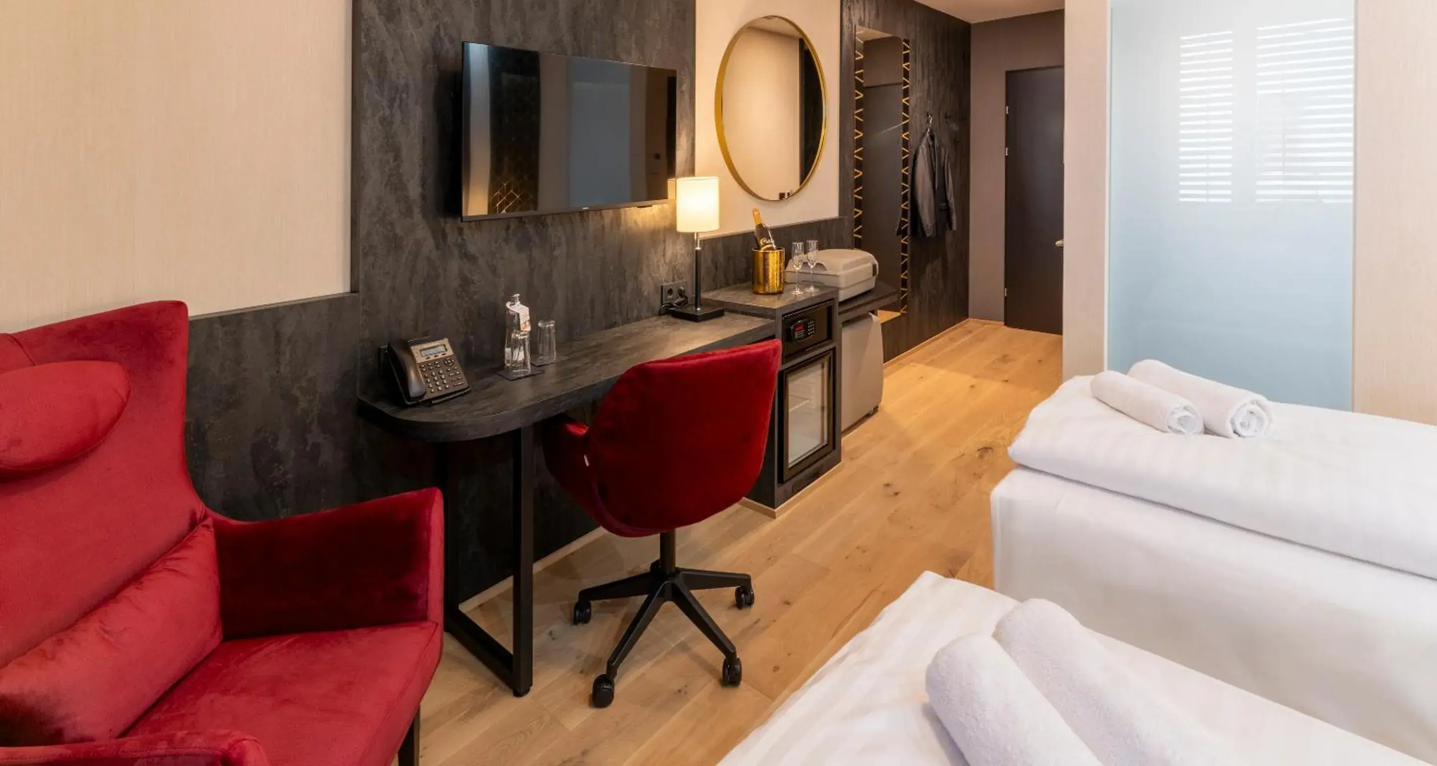 TV and multimedia, Bed in PLAZA INN Wiener Neustadt, BW Signature Collection TV and multimedia, Bed in PLAZA INN Wiener Neustadt, BW Signature Collection